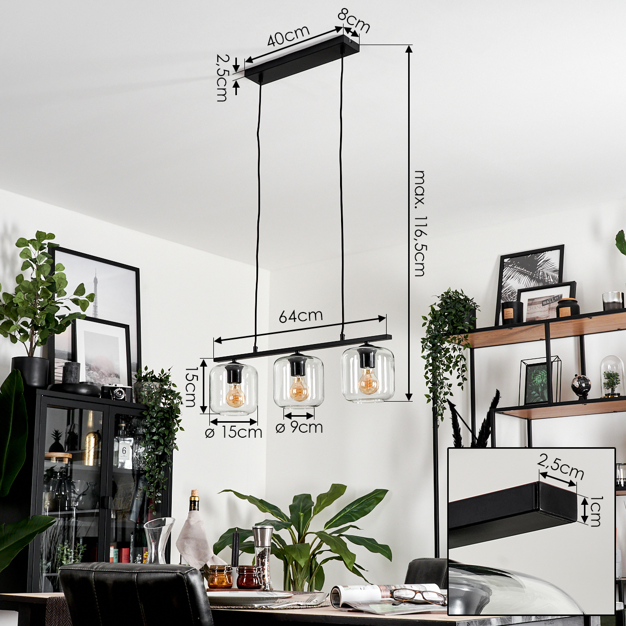Eine moderne schwarze Pendelleuchte mit drei Glasschirmen. Abmessungen sind beschriftet. Der Hintergrund zeigt ein Esszimmer mit Pflanzen und Möbeln.