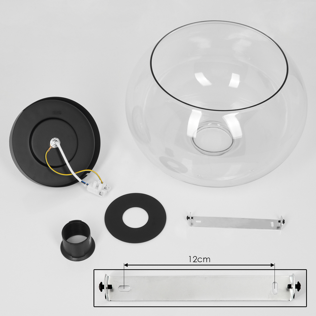Zerlegte Lampenteile auf weißem Hintergrund. Enthält Glaskugel, schwarzen Sockel, Metallbügel, Ring, Stecker und Drähte.