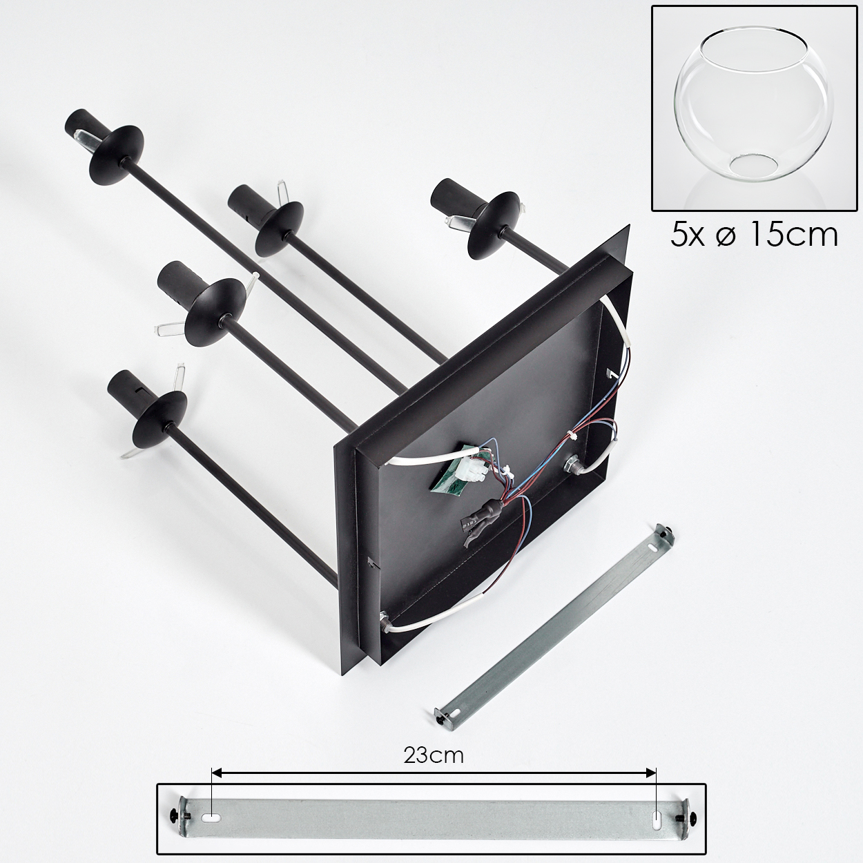 Schwarzer Kronleuchter mit fünf Armen, einer Glasschale und einer 23 cm langen Metallhalterung auf weißem Grund.