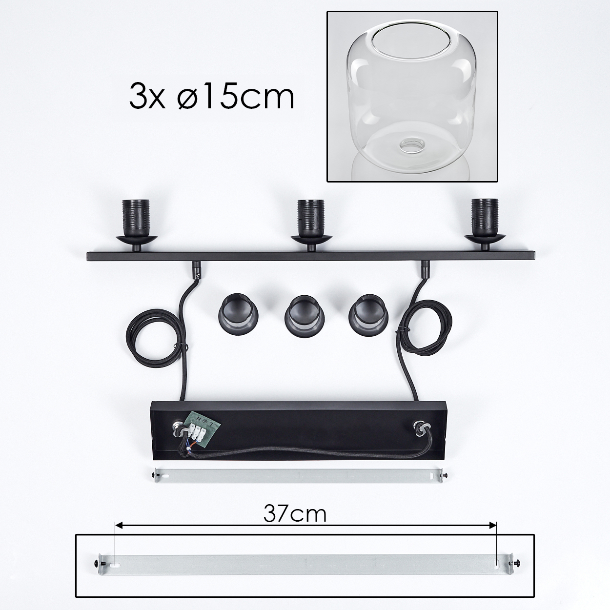 Schwarze Leuchte mit 3 Fassungen, Glasschirm und 37 cm langer Metallschiene. Der Hintergrund ist weiß.
