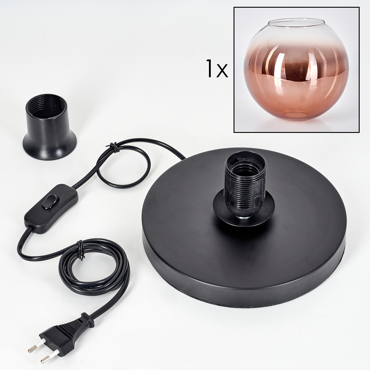 Eine zerlegte schwarze Lampe mit rundem Sockel, Lampenfassung und Netzkabel. Ein Glasschirm befindet sich in der Ecke.