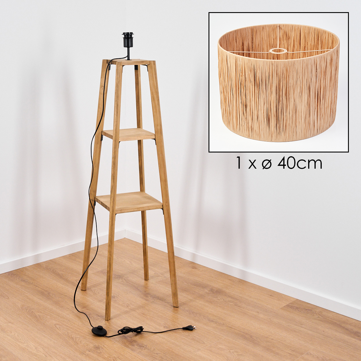 Holzlampe mit drei Ablagen, schwarzem Kabel und Fußschalter. Ein Lampenschirm (40cm) ist rechts abgebildet.