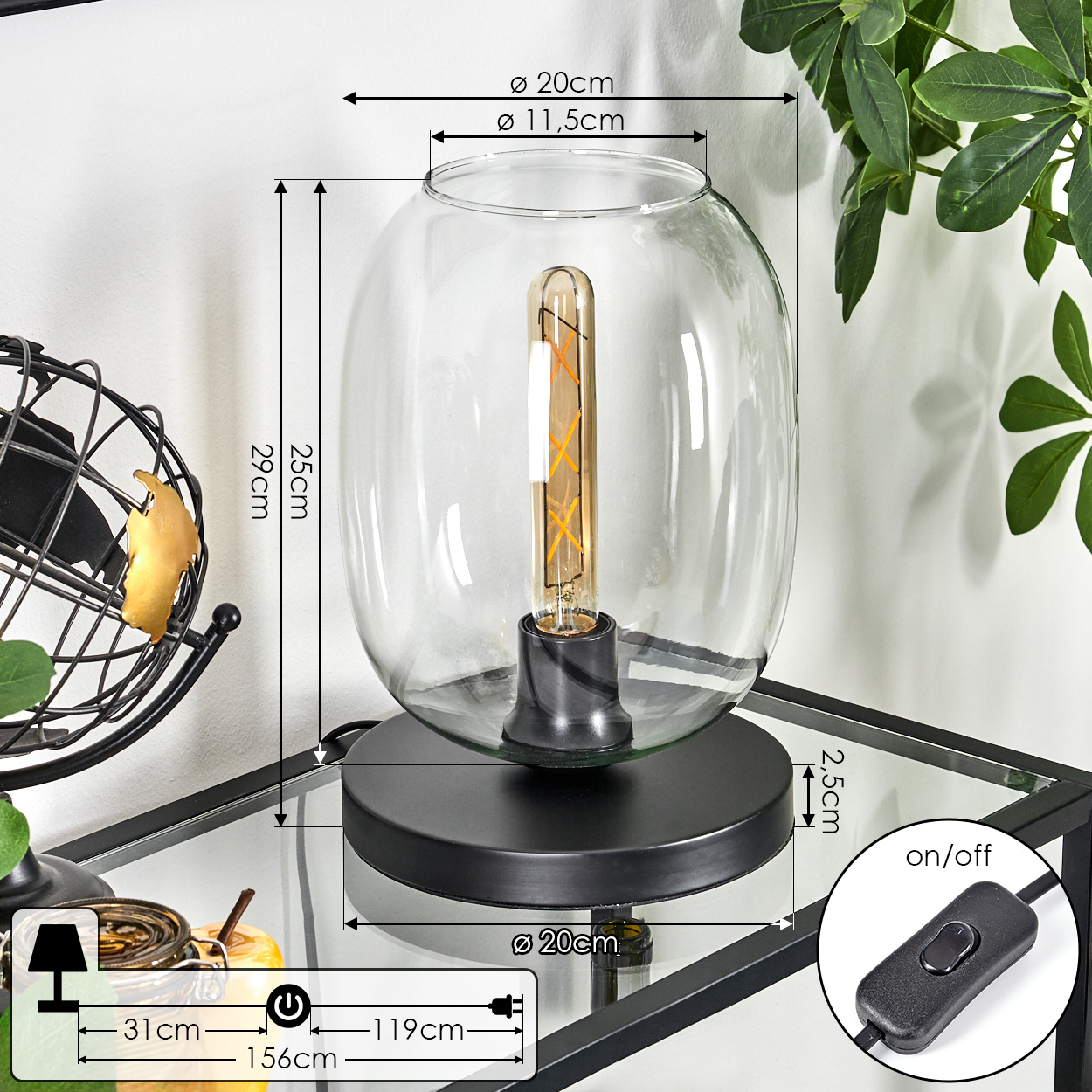 Eine moderne Lampe mit Glasschirm und langer, glühender Glühbirne. Sie steht auf einem schwarzen Sockel auf einem Glastisch. Abmessungen sind angegeben.