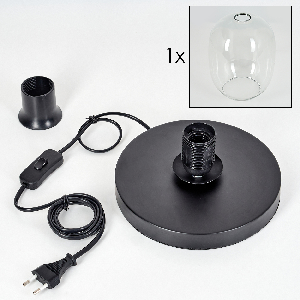 Eine zerlegte schwarze Pendelleuchte. Enthält einen Sockel, eine Fassung, einen Schalter, ein Kabel und einen Glasschirm.