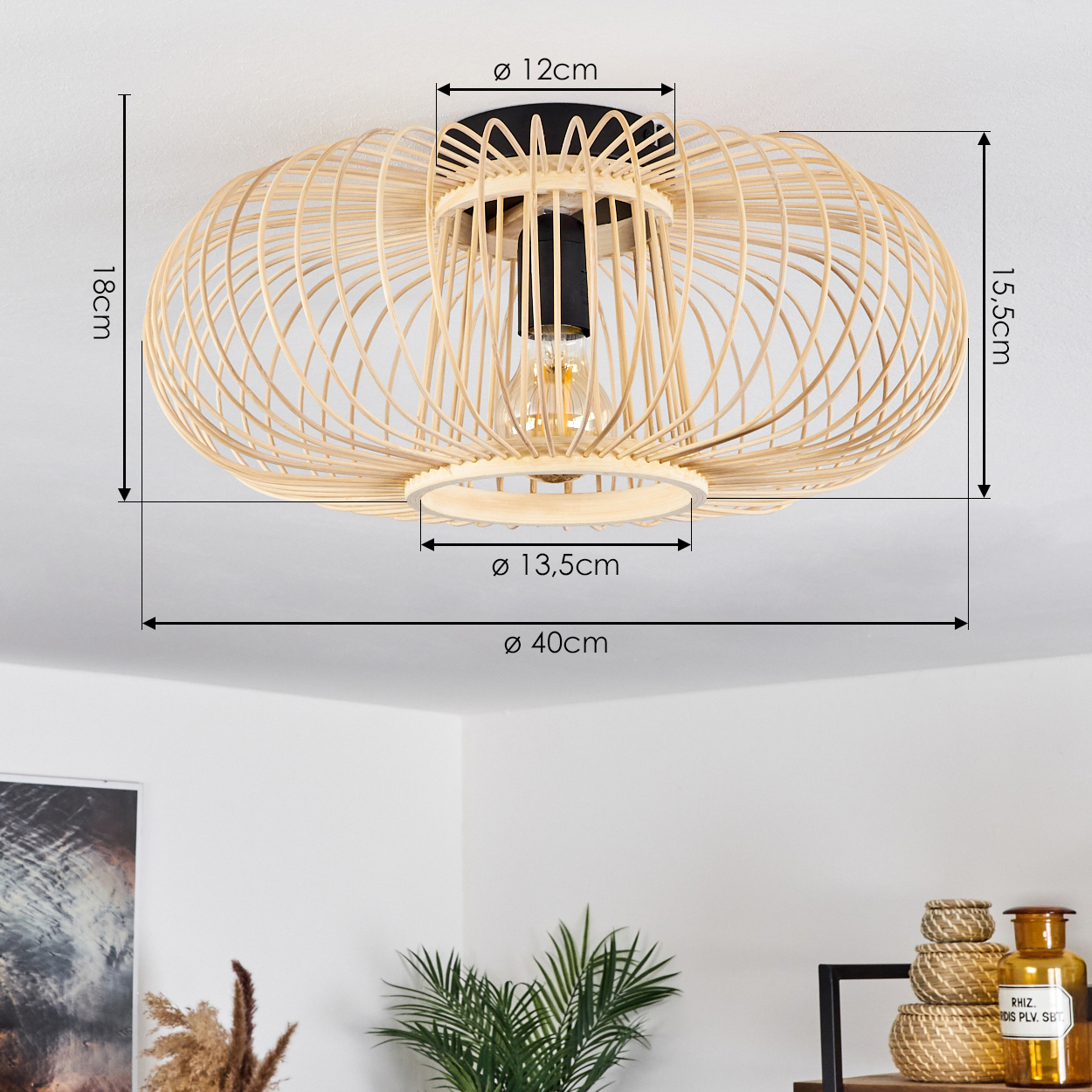 Eine gewebte, hellfarbene, kugelförmige Deckenlampe wird gezeigt. Maße sind beschriftet. Unten sind ein Regal mit Dekoration und eine Pflanze zu sehen.