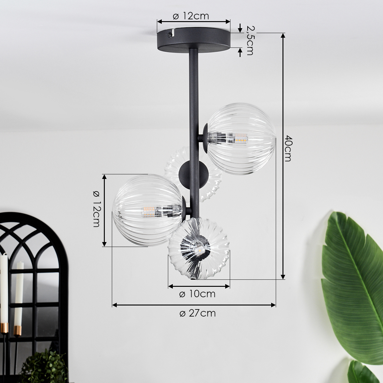 Eine moderne Deckenlampe mit drei Glaskugeln. Sie hat einen schwarzen Stiel und eine Deckenhalterung. Abmessungen sind angegeben.