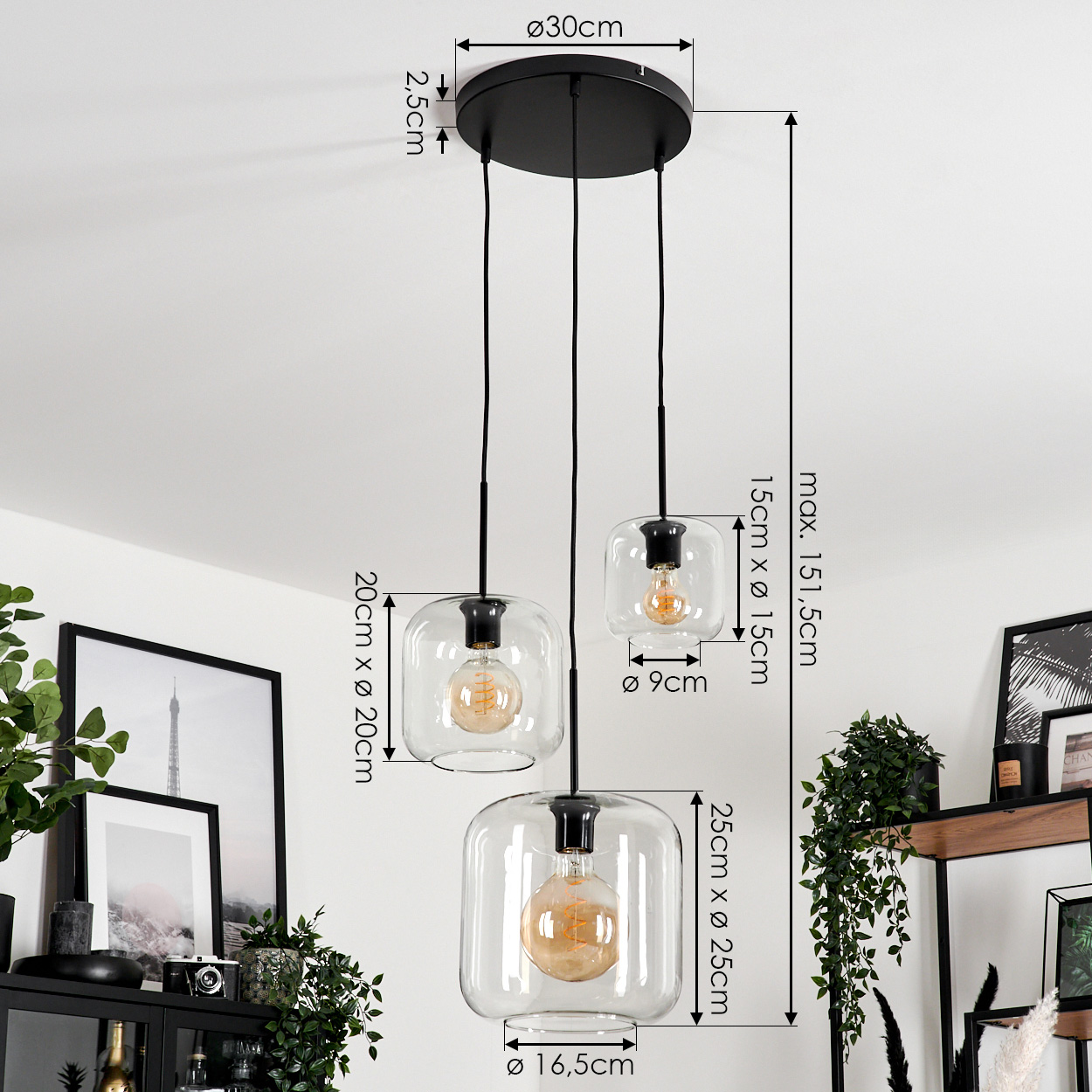 Moderne Deckenleuchte mit drei Glasschirmen. Abmessungen sind angegeben. Im Hintergrund Pflanzen, Rahmen und Möbel.