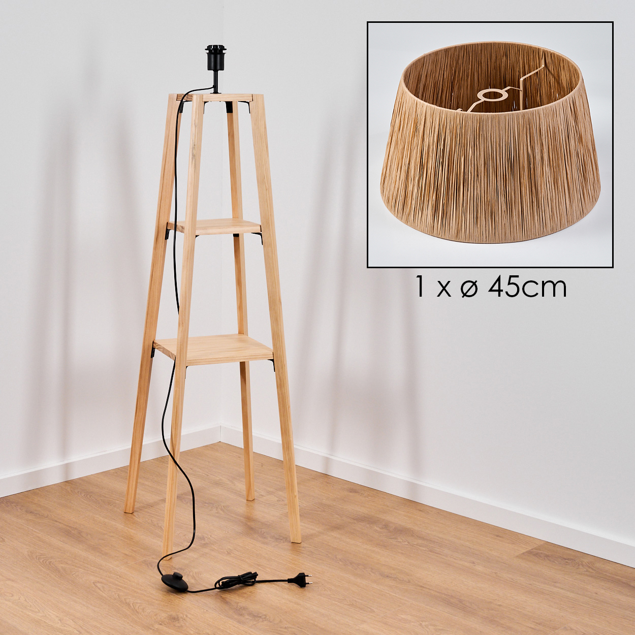Eine Stehlampe aus Holz mit zwei Ablagen. Oben rechts wird ein Lampenschirm gezeigt. Die Lampe hat ein schwarzes Kabel, Stecker und Schalter.