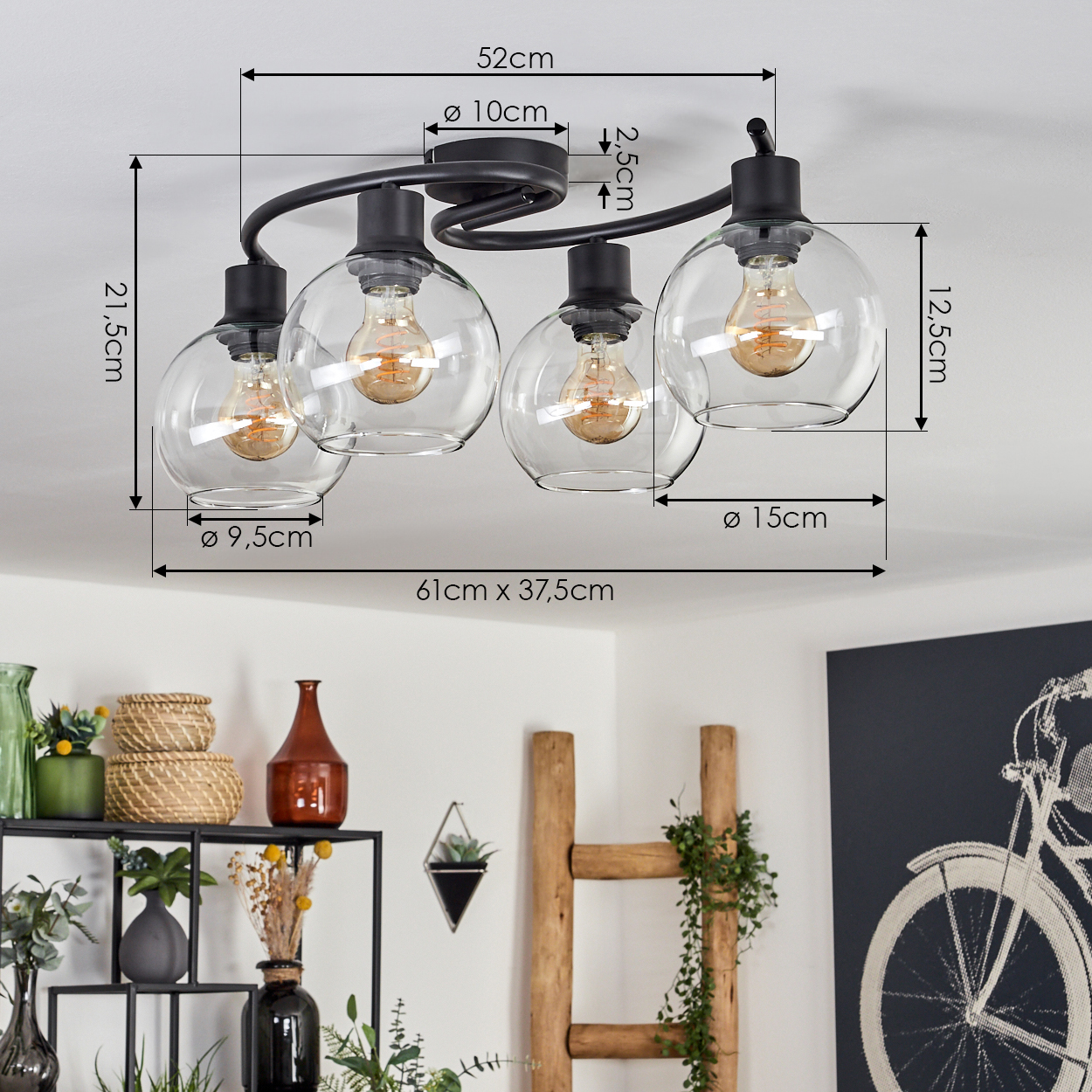 Eine moderne Deckenleuchte mit vier Glaskugeln. Maße sind angegeben. Der Hintergrund zeigt Dekoration und ein Fahrradkunstwerk.