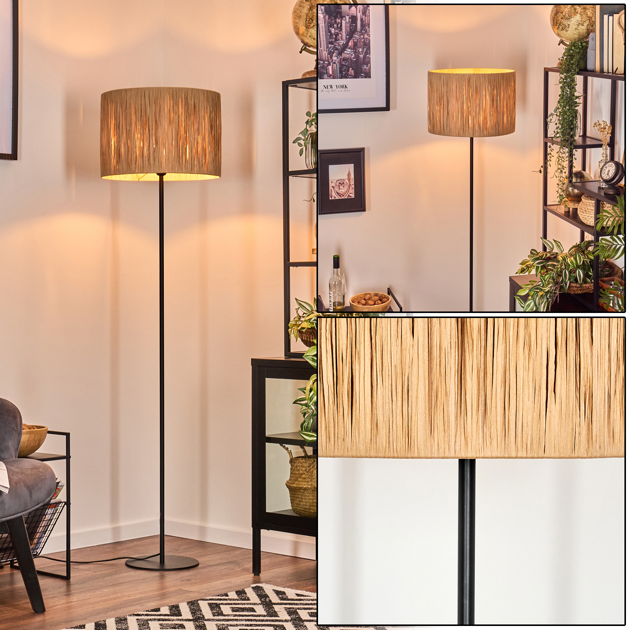 Eine Stehlampe mit beigem Schirm steht in einem Raum. Hinter der Lampe befindet sich ein schwarzes Metallregal mit Dekorationen.