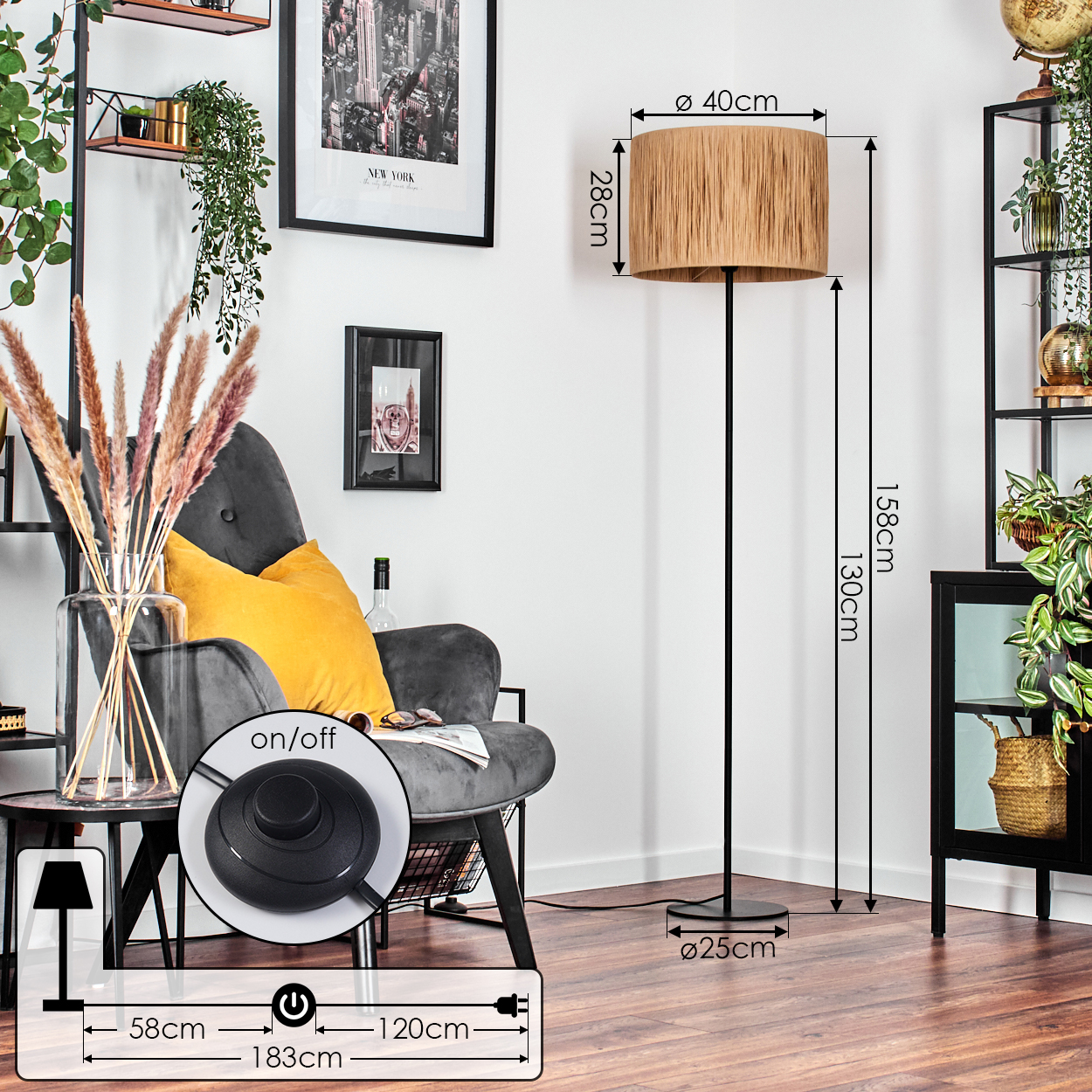 Ein Raum mit Stehlampe, Sessel und Regalen. Die Lampe hat einen beigen Schirm, der Sessel ist grau, Regale haben Pflanzen und Deko.