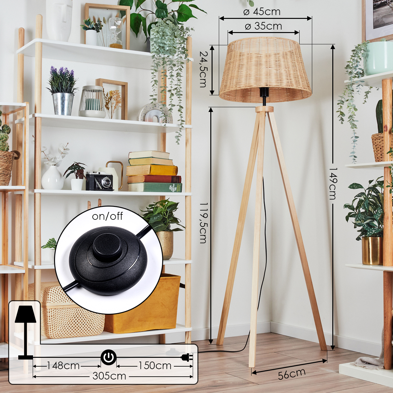 Eine gewebte Lampe mit Holzbeinen steht neben einem Regal mit Pflanzen und Dekoration. Abmessungen werden mit Maßen angezeigt.