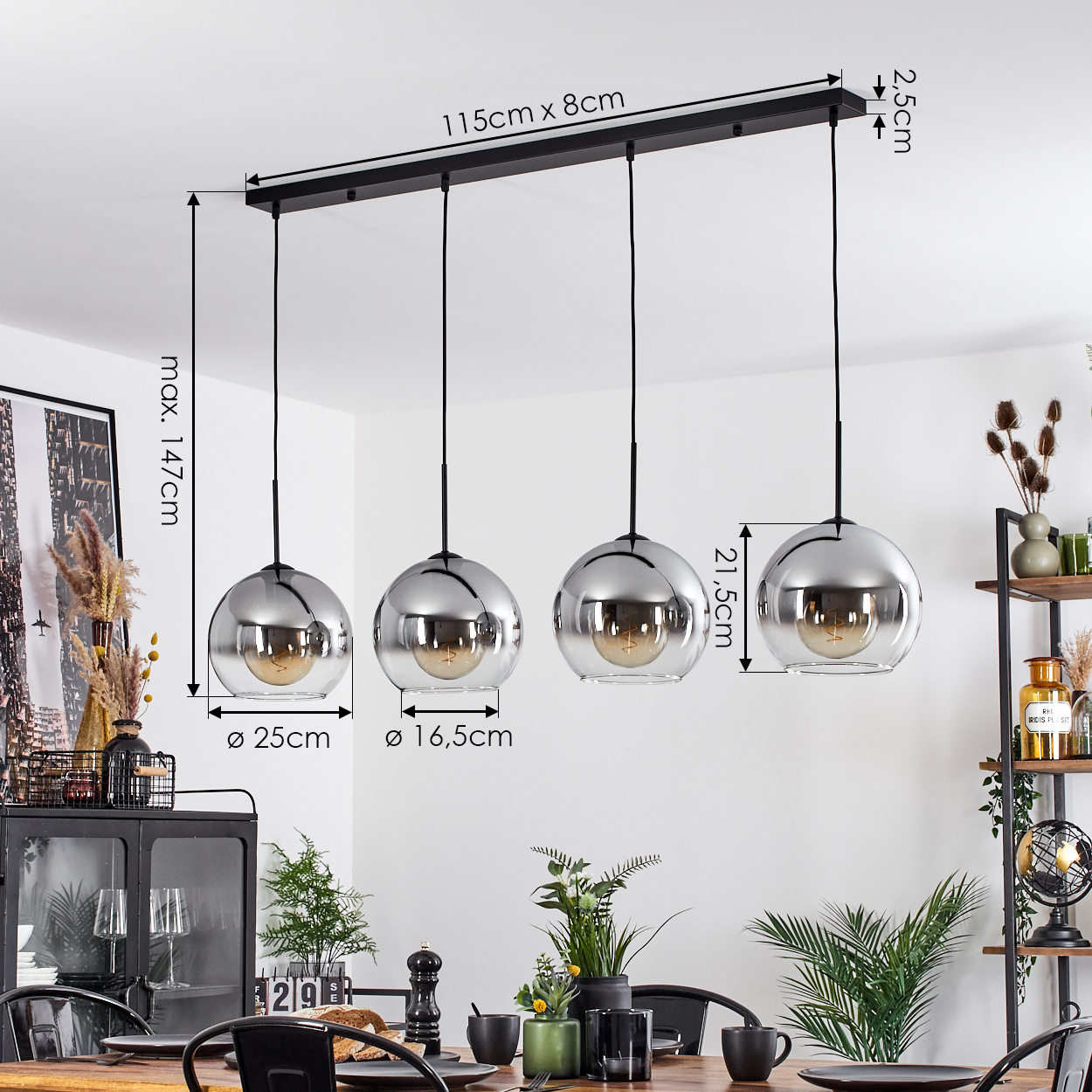 Ein Esszimmer mit Holztisch, schwarzen Stühlen und vier kugelförmigen Pendelleuchten. Pflanzen und Dekorationsgegenstände sind vorhanden.