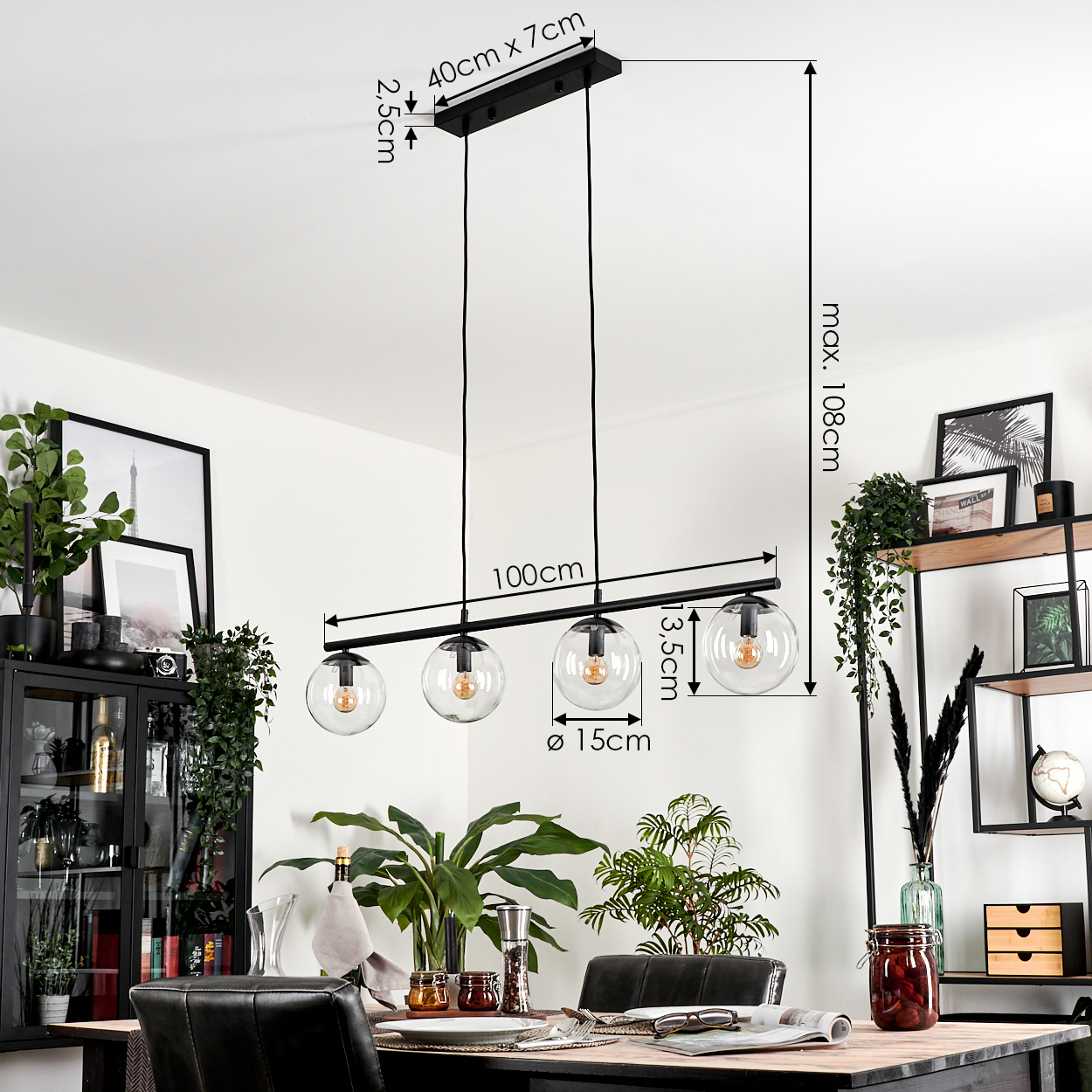 Ein modernes Esszimmer mit schwarzem Kronleuchter, drei Glaskugeln, Pflanzen, gedecktem Tisch und Dekoration. Maße sind angegeben.