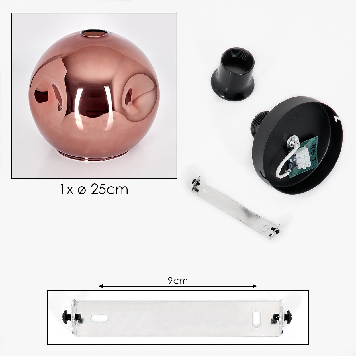Eine zerlegte Lampe. Zu den Komponenten gehören eine kupferfarbene Kugel, schwarze Armaturteile und eine Metallhalterung. Die Teile liegen auf weißem Untergrund.