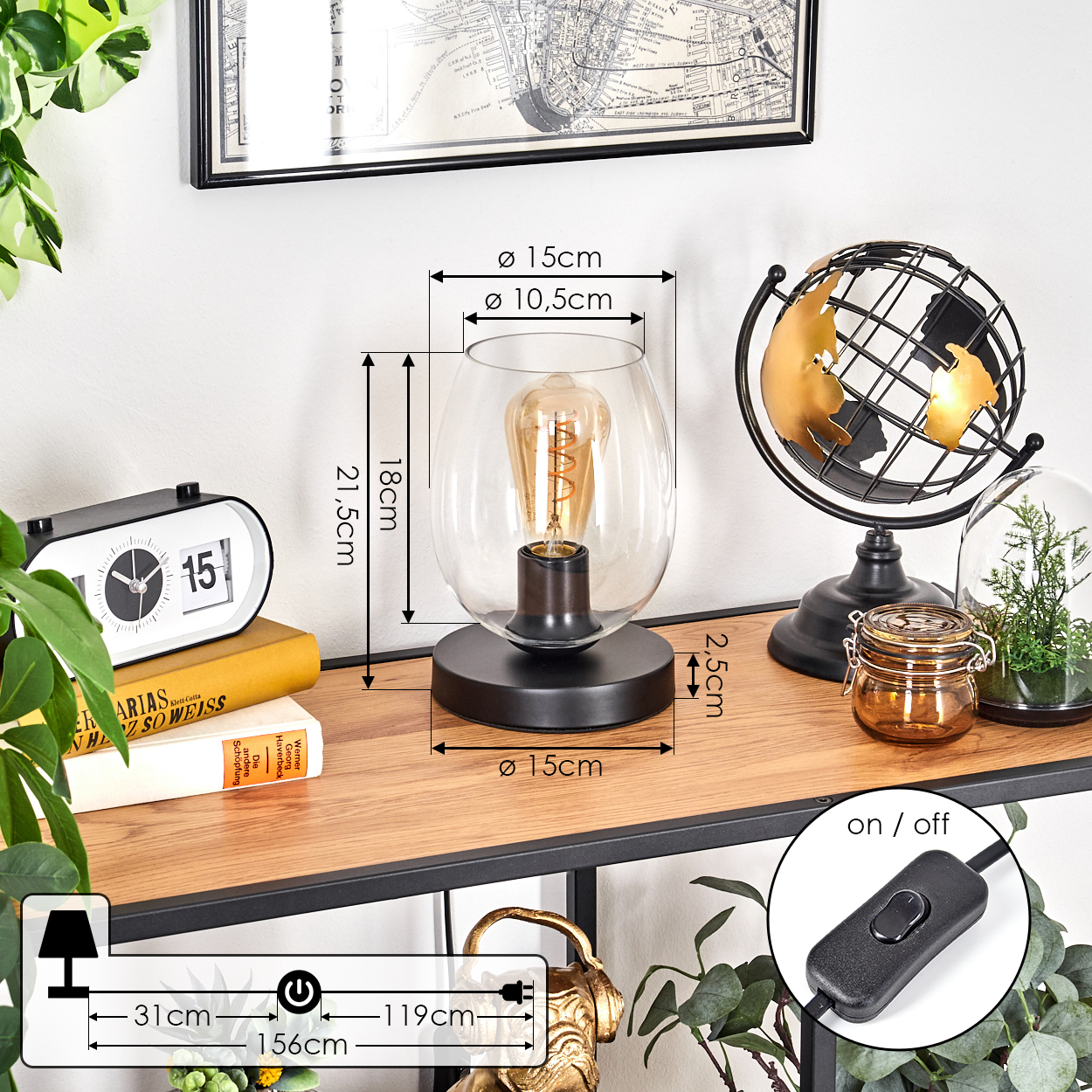 Ein Tisch mit Lampe, Globus und Dekorationen. Die Lampe hat einen Glasschirm und eine sichtbare Glühbirne.