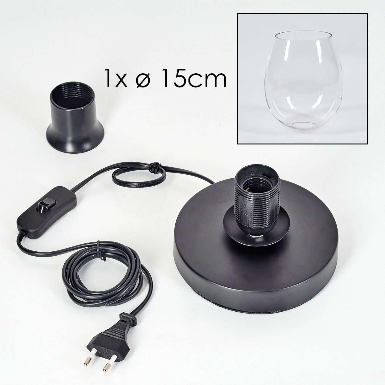 Schwarze Lampenteile: Sockel, Glühbirnenhalter, Netzkabel mit Stecker, Schalter und ein Glasschirm. Weißer Hintergrund.
