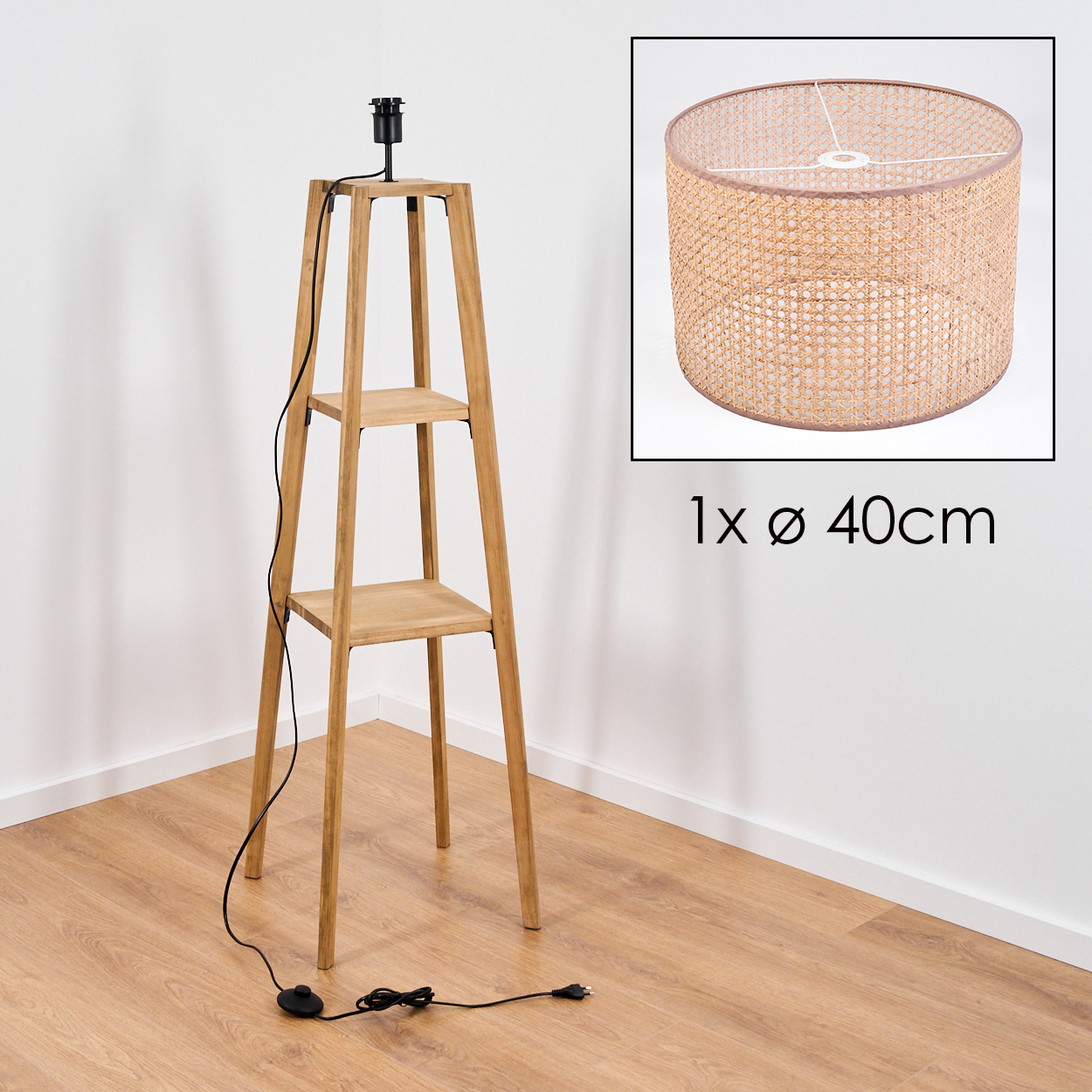 Holzlampe mit drei Ablagen. Ein Lampenschirm wird in der Ecke angezeigt. Ein schwarzes Kabel und Stecker liegen auf dem Holzboden.