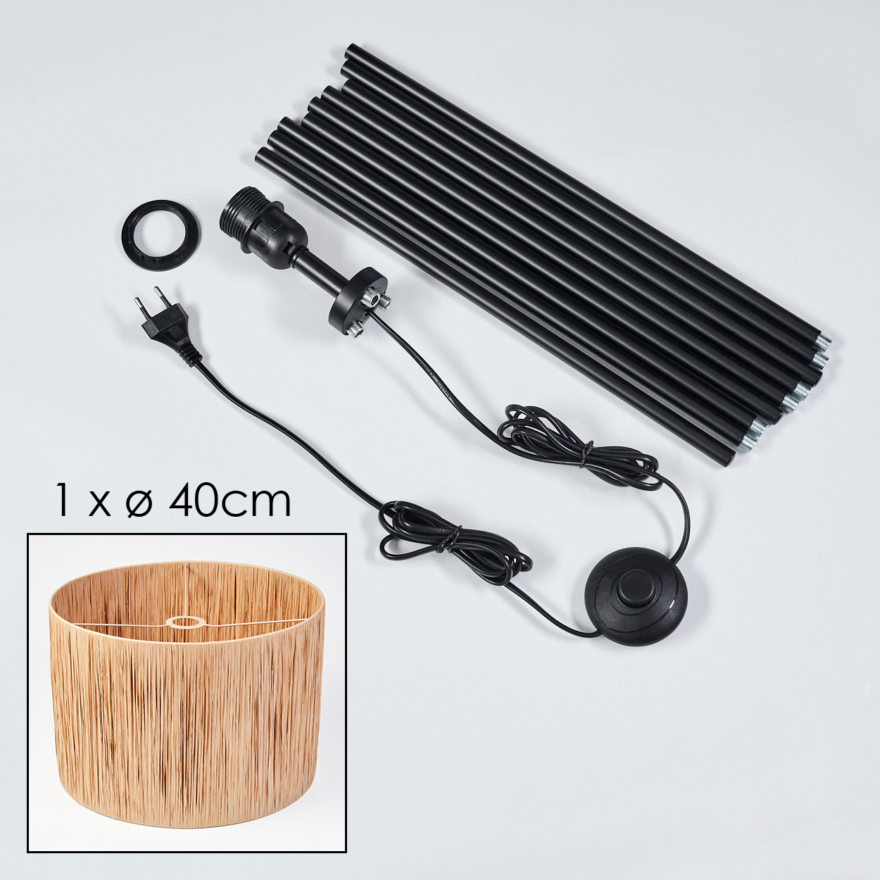 Lampenbauteile: schwarze Stangen, Lampenfassung, Kabel, Schalter, Lampenschirm und Stecker. Der Lampenschirm ist beige.