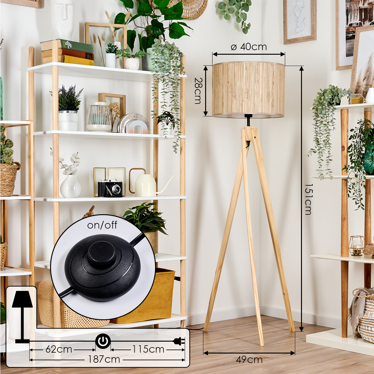 Ein Raum mit einer Holzlampe, Regalen mit Pflanzen und Dekorationen und einem Lampenschalter auf dem Boden mit Maßen.