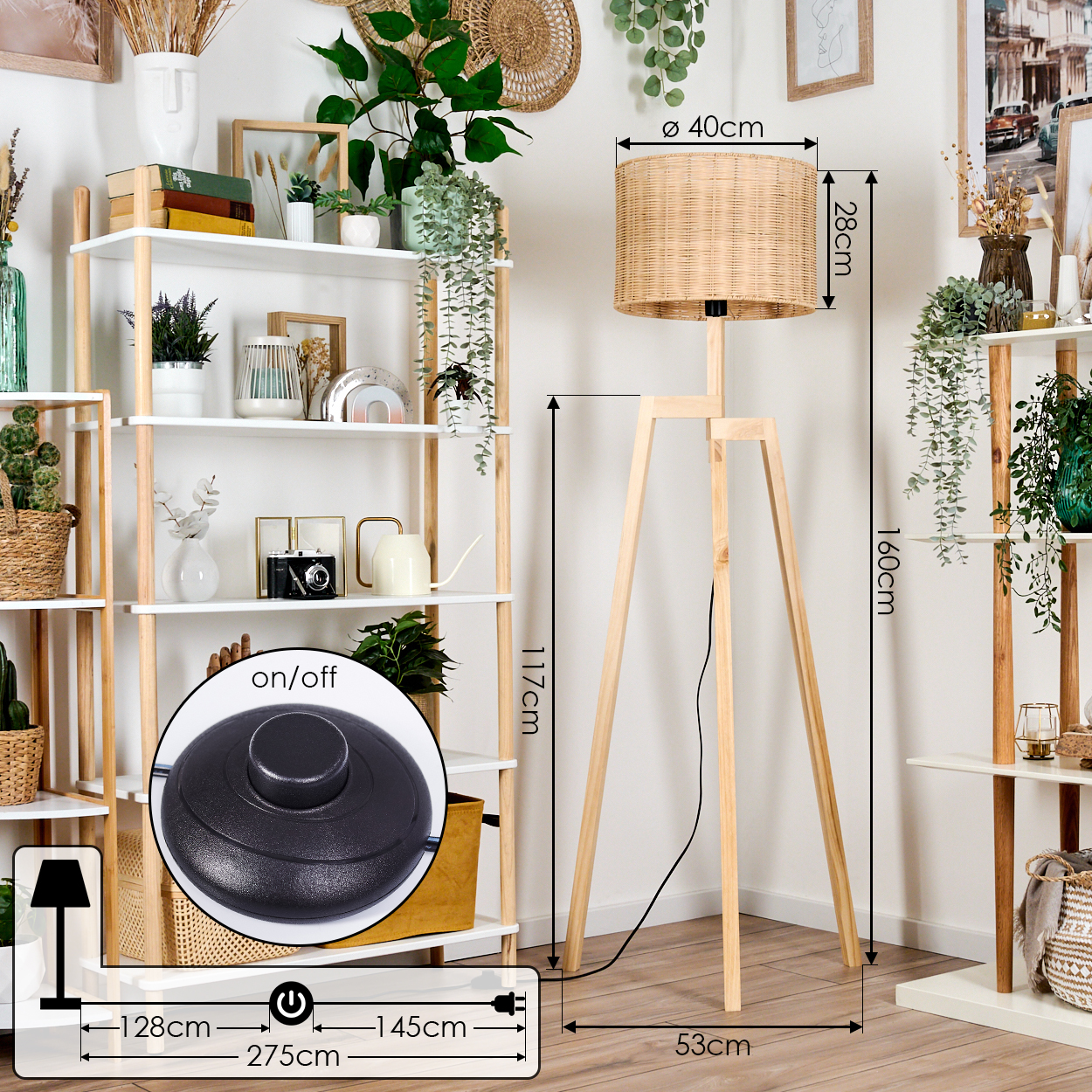 Eine gewebte Lampe mit Holzbeinen steht in einem Raum mit Regalen voller Pflanzen und Dekoration. Abmessungen sind beschriftet.