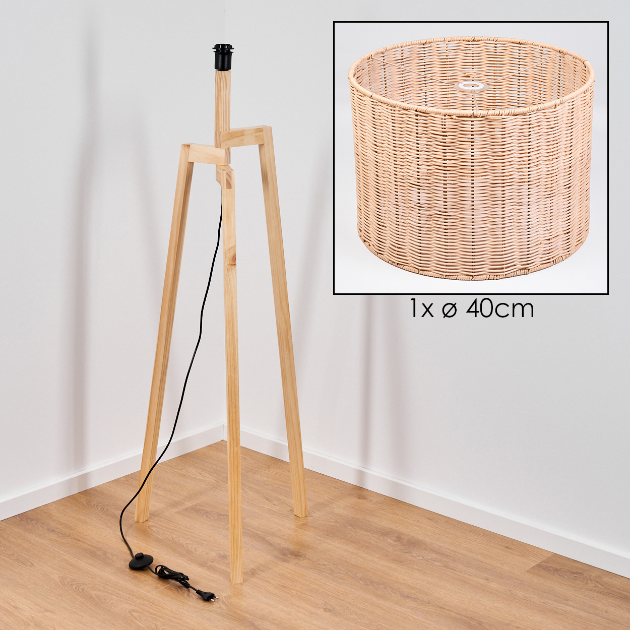 Holz-Stehlampe mit gewebtem Lampenschirm. Die Lampe hat ein Stativ. Eine Nahaufnahme zeigt den Lampenschirm mit Abmessungen.