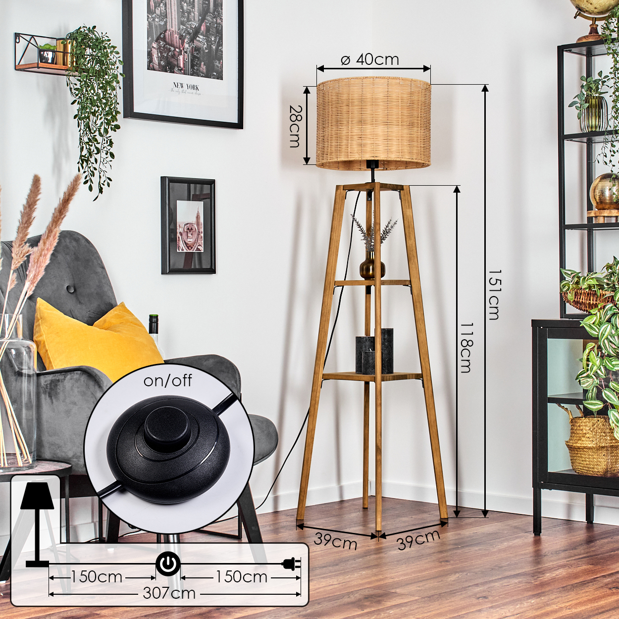 Eine Stehlampe mit gewebtem Lampenschirm steht neben einem Stuhl und einem Regal mit Pflanzen. Messungen sind beschriftet.