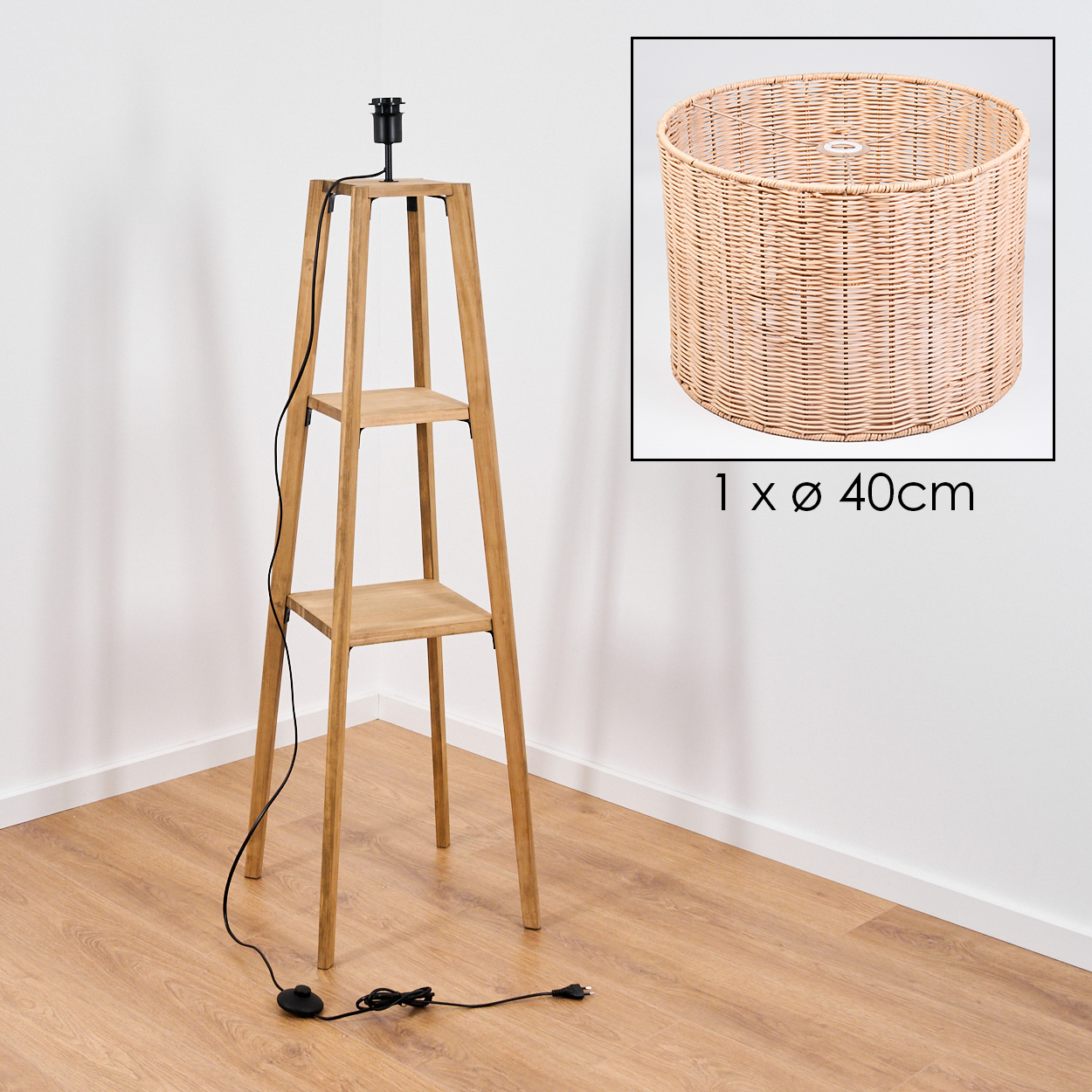 Eine Holzlampe mit drei Ablagen. Ein Lampenschirm aus Korbgeflecht mit einem Durchmesser von 40 cm wird angezeigt. Die Lampe ist eingesteckt.