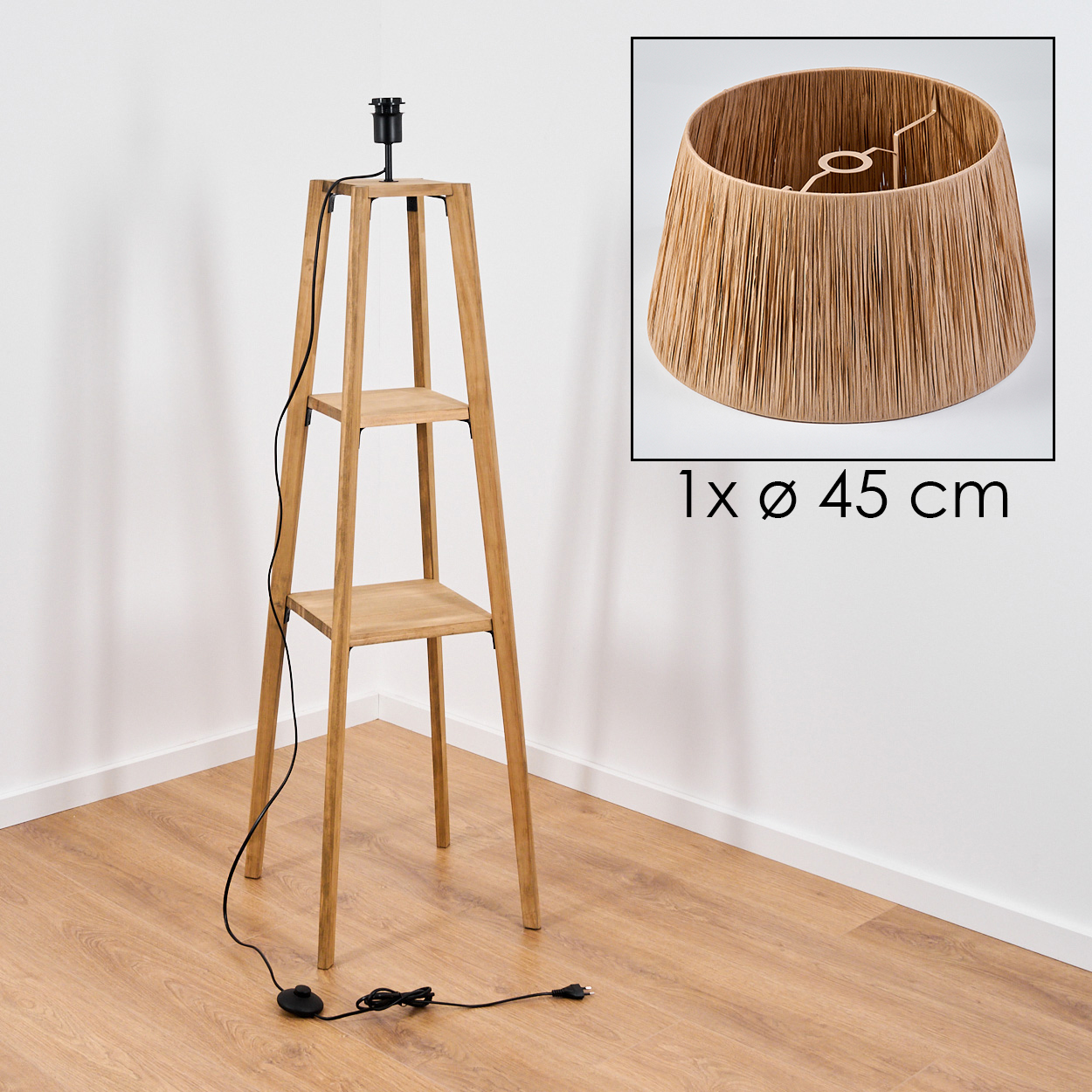 Eine Stehlampe aus Holz mit drei Regalen. Ein Lampenschirm wird in einem Quadrat dargestellt. Die Lampe hat ein schwarzes Kabel und einen Stecker.