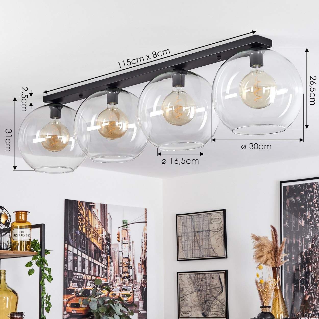 Eine moderne Deckenlampe mit vier Glaskugelschirmen, jede mit einer Glühbirne. Der Hintergrund zeigt einen Raum mit Kunstwerken und Dekoration.