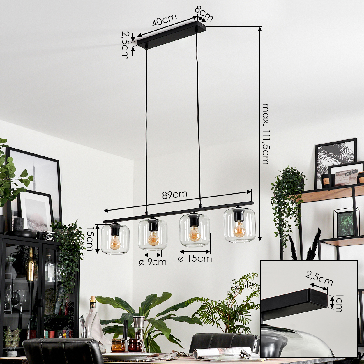 Eine moderne schwarze Pendelleuchte mit vier klaren Glasschirmen, jeweils mit einer Glühbirne. Abmessungen sind auf dem Bild markiert.