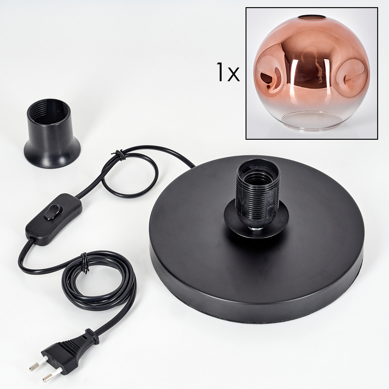 Zerlegte schwarze Pendelleuchte. Enthält einen schwarzen Sockel, Lampenfassung, Schalter, Kabel, Stecker und einen kupferfarbenen Glasschirm.