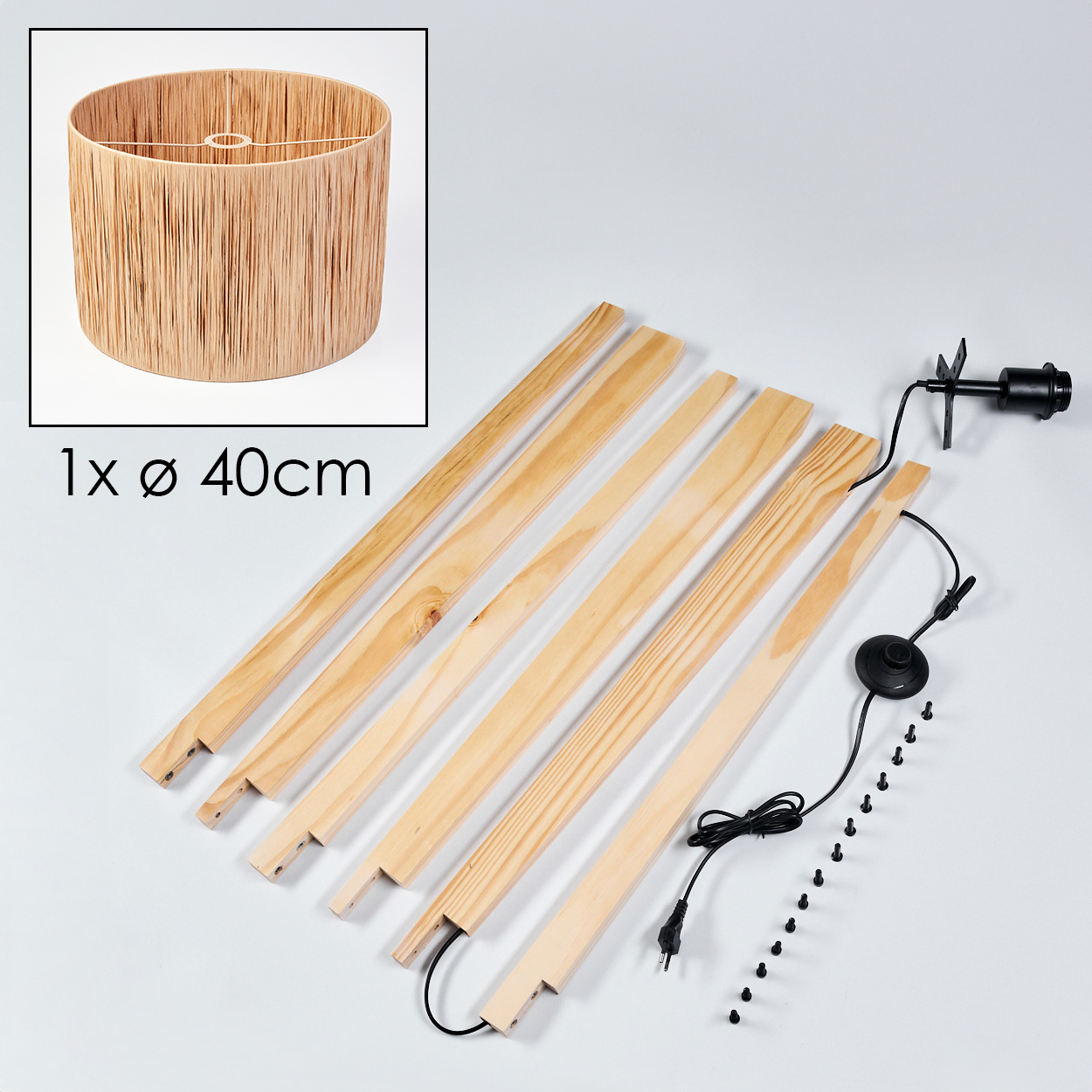 Lampenbauteile: Lampenschirm, Holzlatten, elektrische Komponenten und Schrauben vor weißem Hintergrund.
