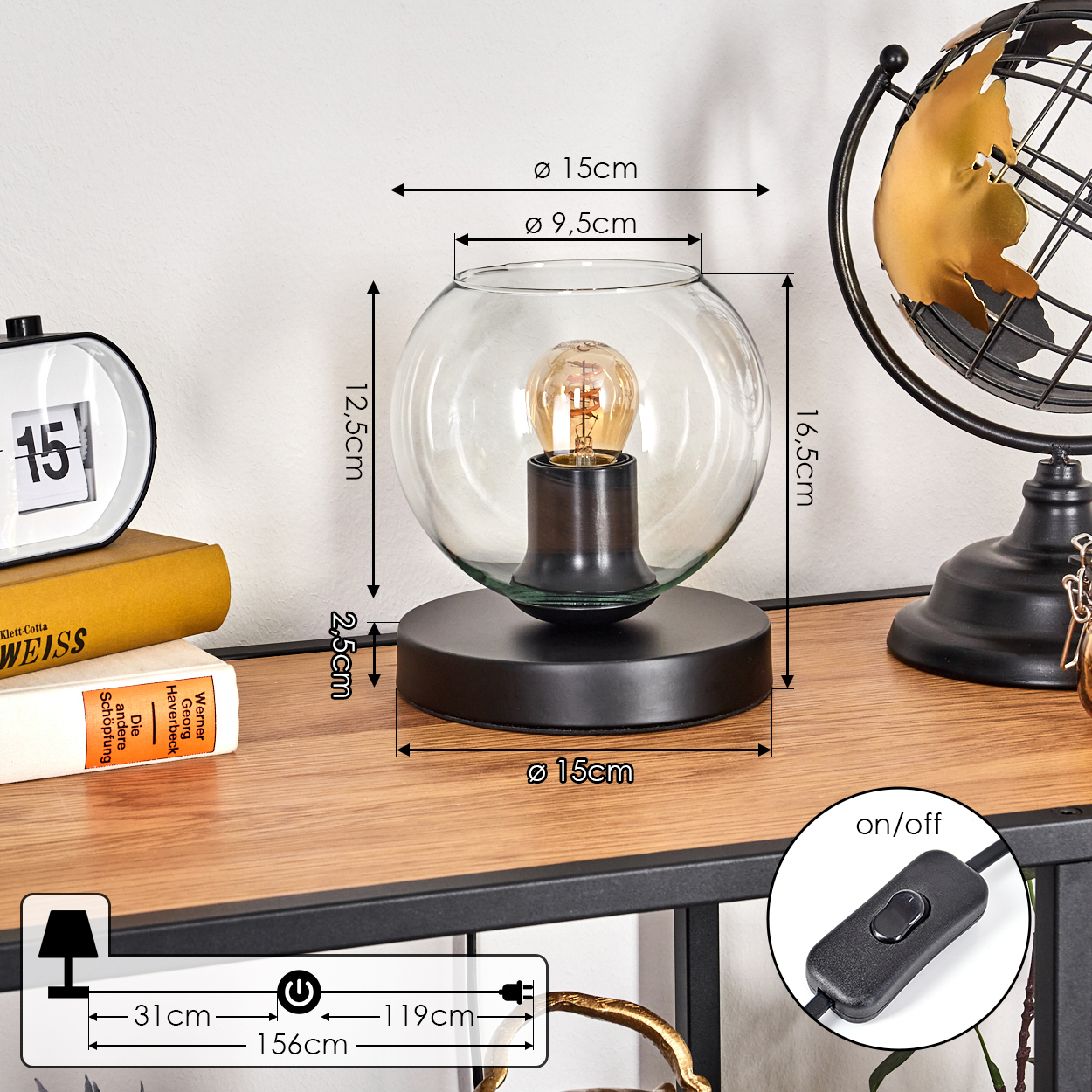 Eine Schreibtischlampe mit Glasschirm und Glühbirne. Daneben ein Globus, Bücher und ein Kalender. Außerdem ein Ein-/Ausschalter.