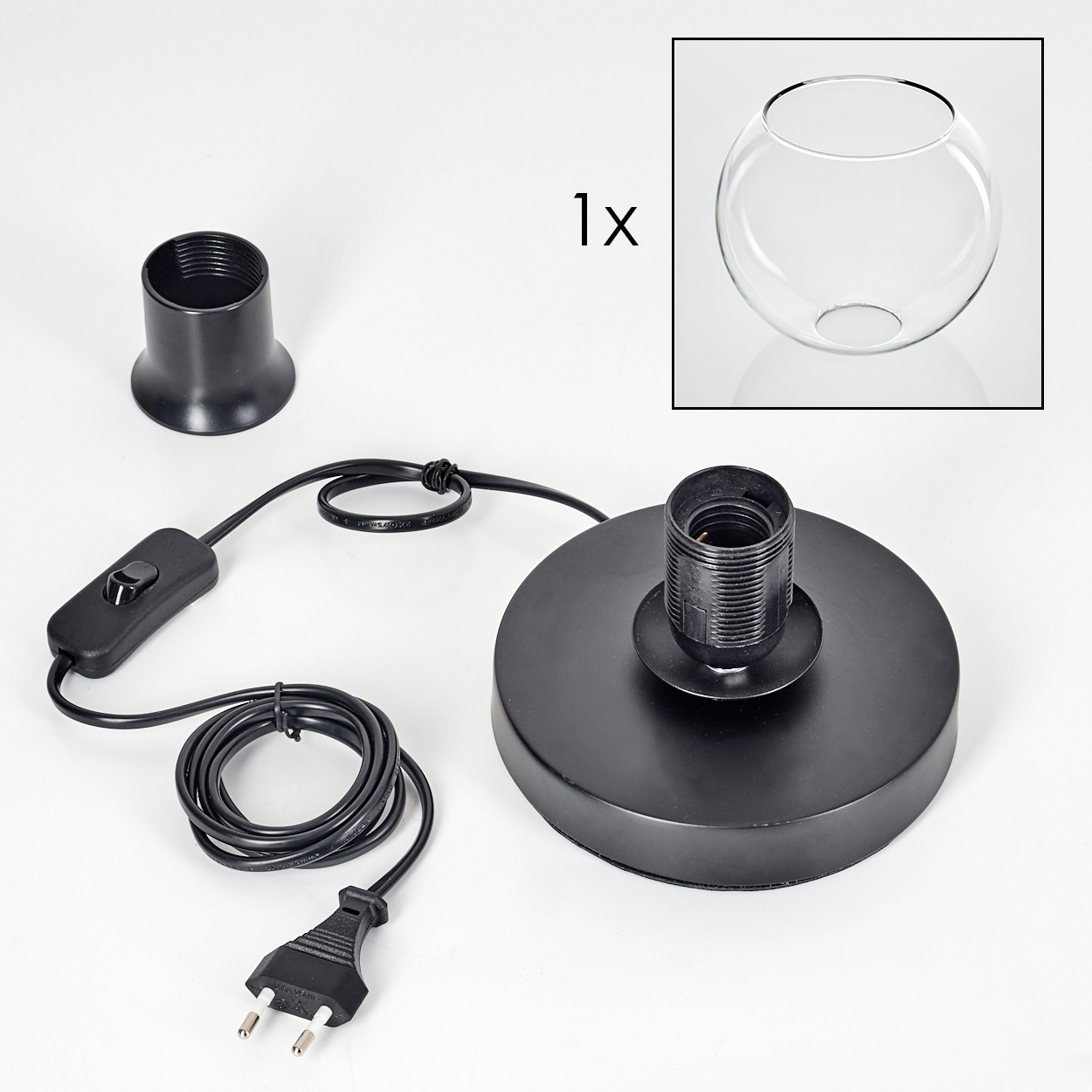 Schwarze Lampenteile: Sockel, Fassung, Schalter, Kabel, Stecker und ein klarer Glasschirm. Alles auf weißem Hintergrund.