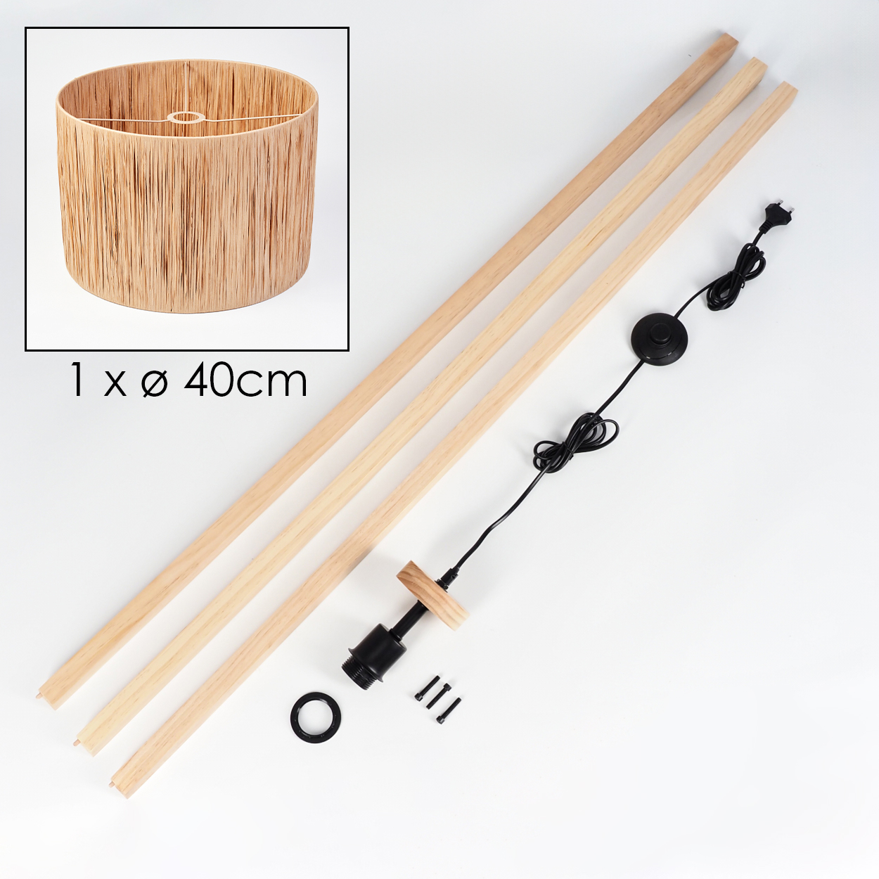 Ein zerlegter Lampenbausatz auf Weiß. Enthält einen Lampenschirm, Holzstangen, ein schwarzes Kabel mit Schalter und Stecker und weitere Komponenten.