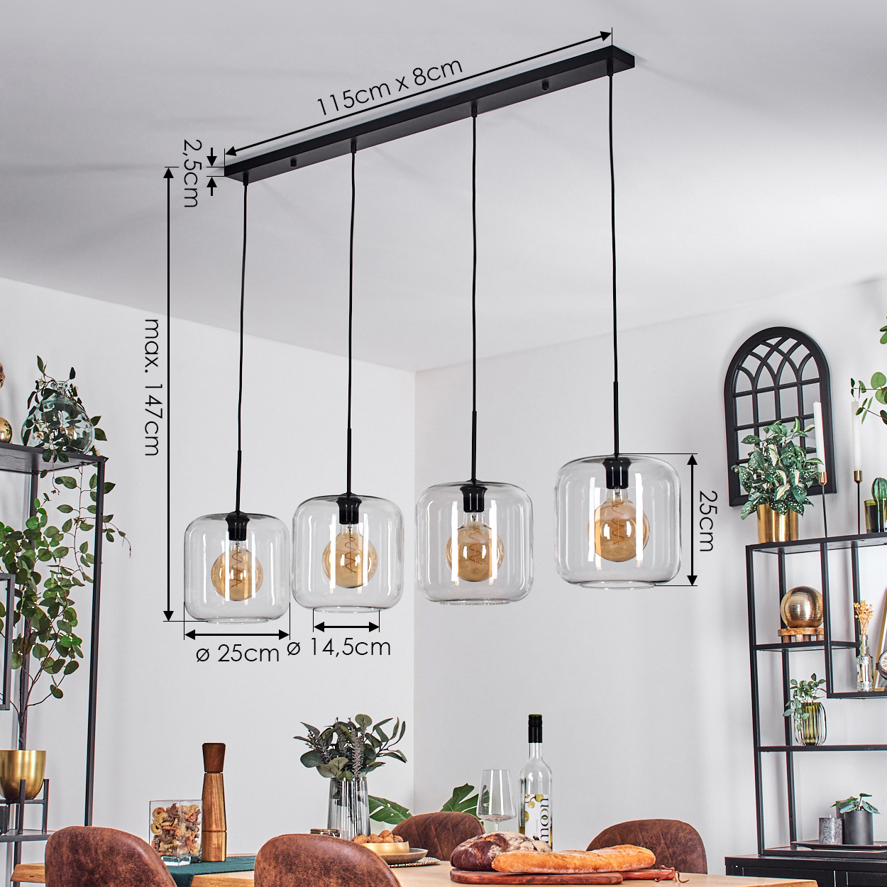 Vier Glas-Pendelleuchten mit sichtbaren Glühbirnen hängen über einem Esstisch, der für eine Mahlzeit gedeckt ist. Die Szene umfasst ein dekoratives Regal.