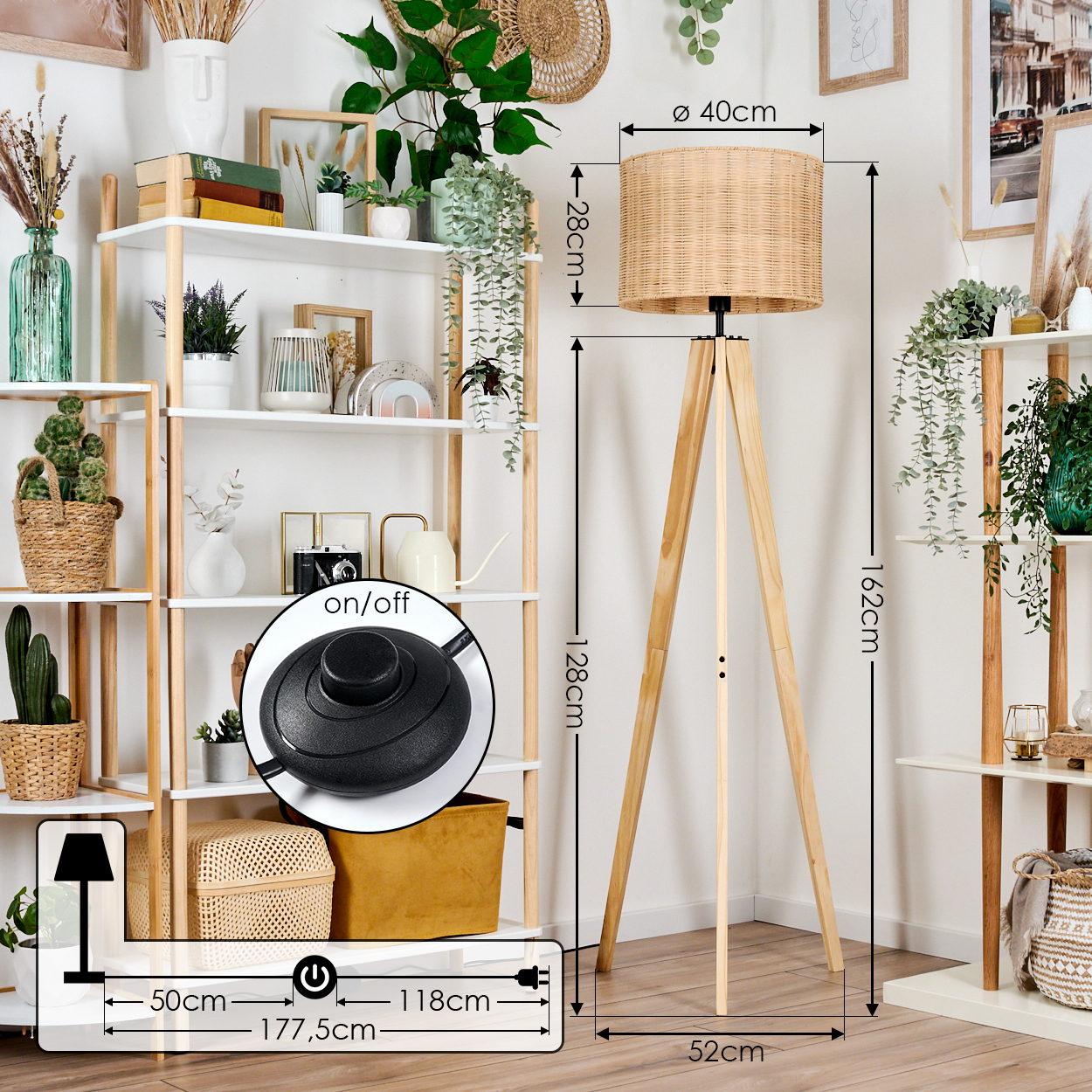 Eine Holz-Stativ-Stehlampe mit gewebtem Lampenschirm, in einem Raum mit Regalen und Pflanzen. Abmessungen sind um die Lampe herum angezeigt.
