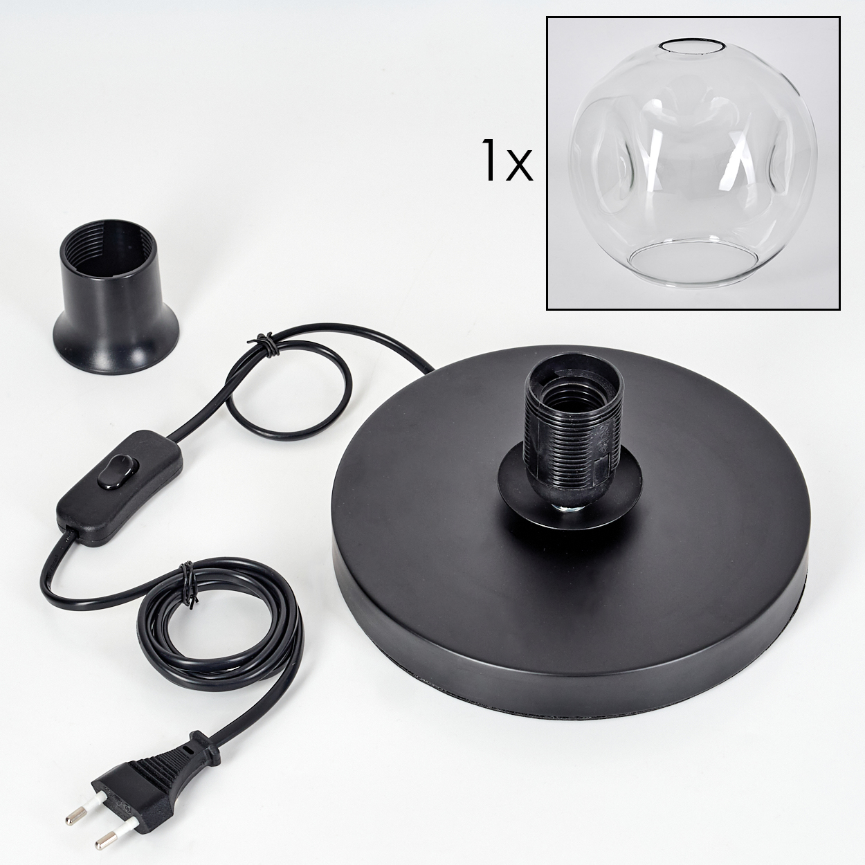 Zerlegte schwarze Lampe mit Glaskugel, Sockel, Fassung, Schalter und Stecker, vor weißem Hintergrund. Komponenten getrennt.