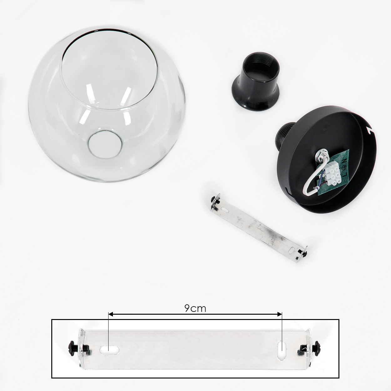 Zerlegte Glaslampenteile auf weißem Hintergrund. Enthält einen Glasschirm, schwarze Metallteile und eine Metallhalterung mit 9 cm Messung.