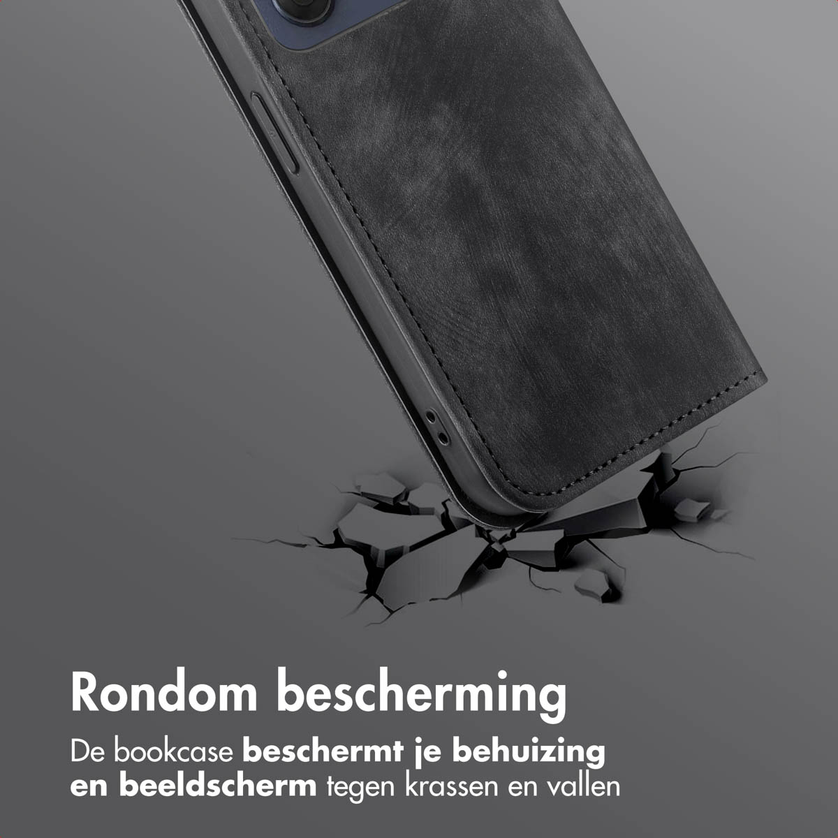 Un étui de téléphone noir est placé en diagonale. L'étui est sur une surface grise avec des fissures émanant de l'étui.