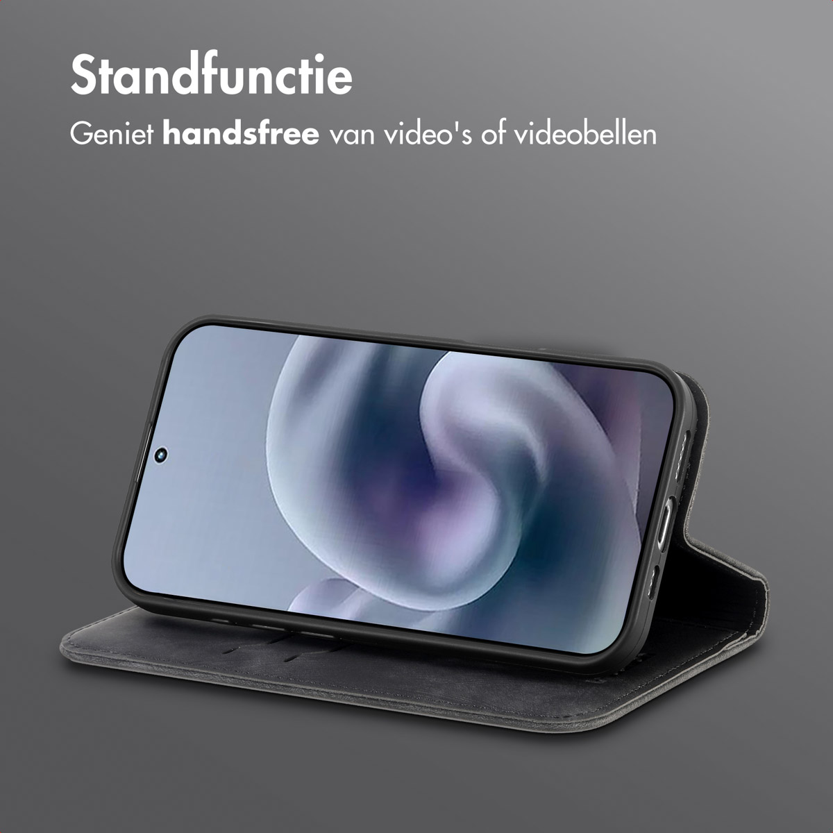 Un smartphone dans un étui noir est ouvert. L'écran affiche une image floue. Le texte en haut dit 'Standfunctie'.