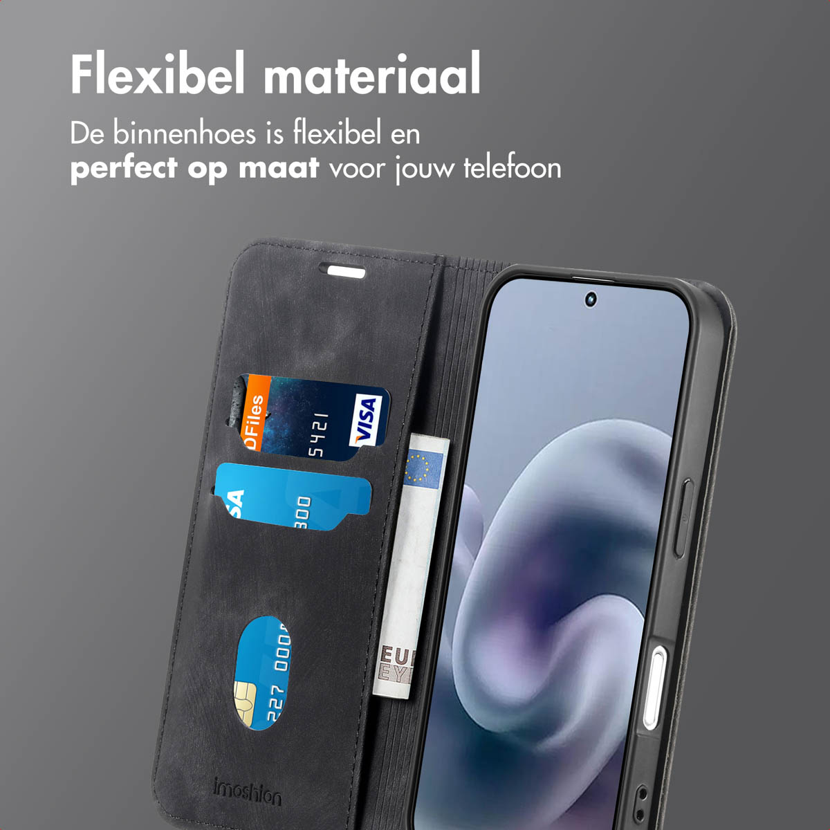 Un étui de téléphone avec un téléphone à l'intérieur. L'étui est noir et comporte des fentes pour cartes avec des cartes et de l'argent. Texte en néerlandais visible.