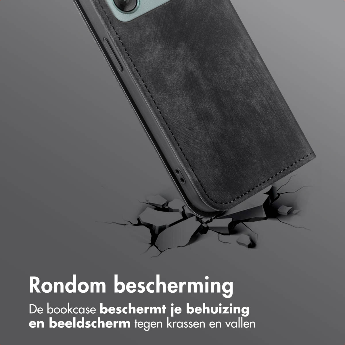 Een zwarte telefoonhoes met een getextureerd oppervlak lijkt te vallen, waardoor een scheur ontstaat op een grijze ondergrond. Tekst: 'Rondom bescherming'.