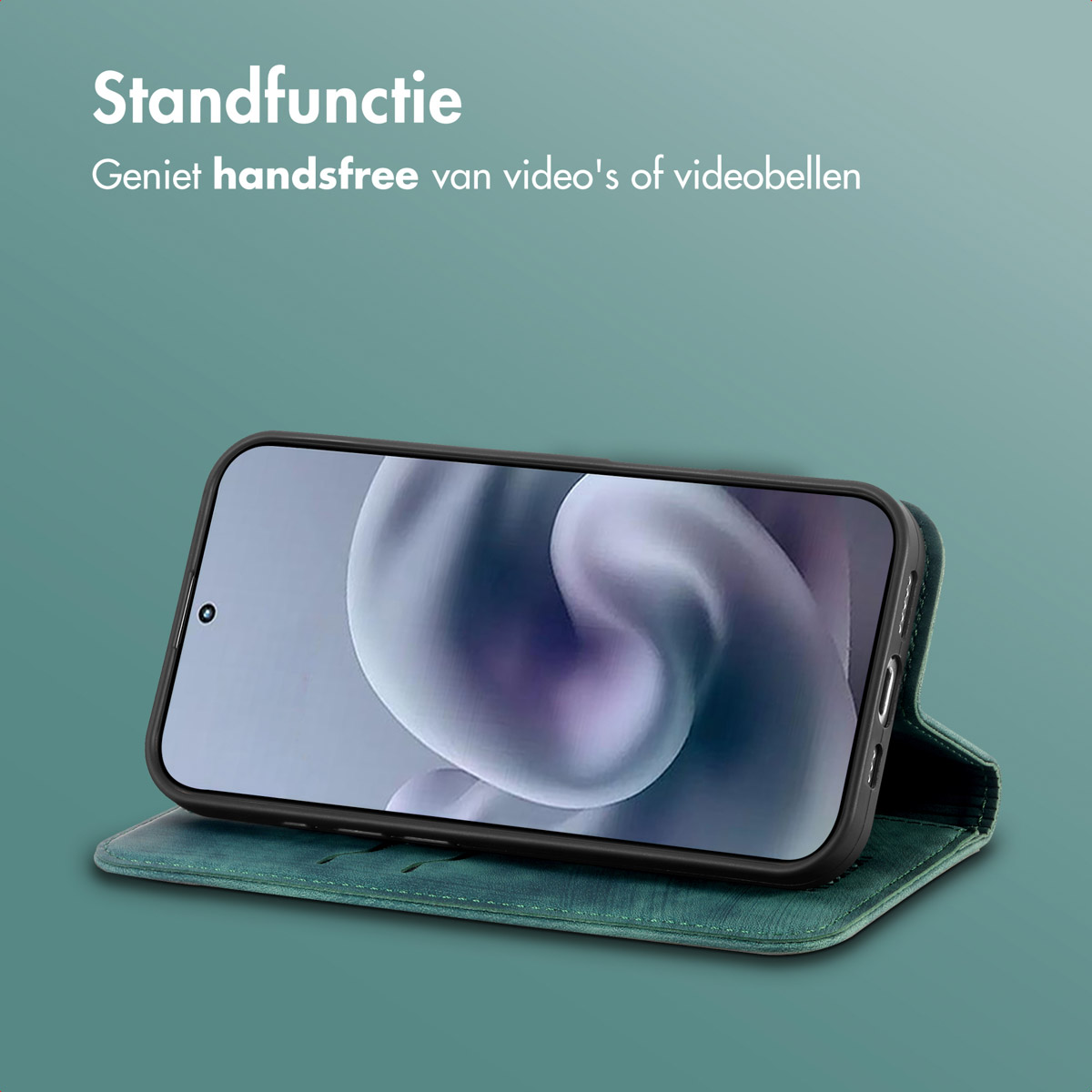 Un smartphone dans un étui vert est affiché ouvert, montrant un écran. Le texte en haut dit 'Standfunctie' et 'Geniet handsfree'.