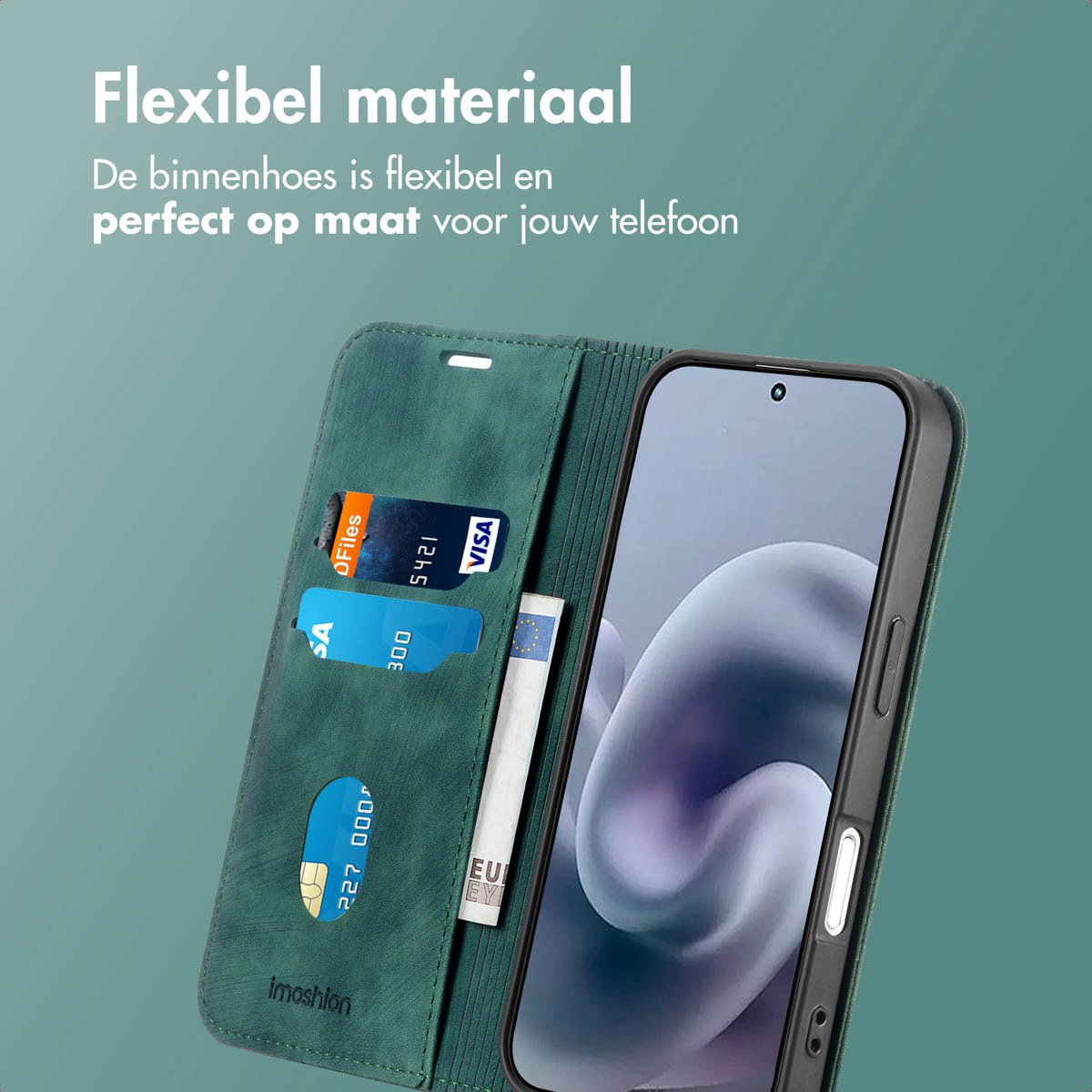 Un étui de téléphone vert ouvert, avec des cartes et de l'argent visibles. Un téléphone est sur le côté droit. Le texte dit 'Flexibel materiaal'.