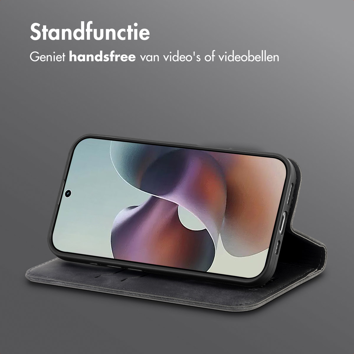 Een smartphone in een hoesje wordt omhoog gekanteld weergegeven. De hoes is open en het scherm toont een abstracte afbeelding.