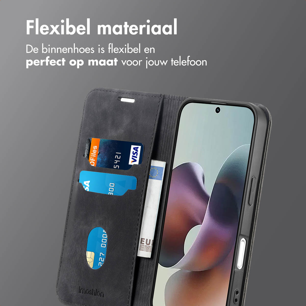 Een telefoonhoesje met kaarten en contant geld erin. De telefoon is zichtbaar. De hoes is zwart. Tekst in het Nederlands zichtbaar.