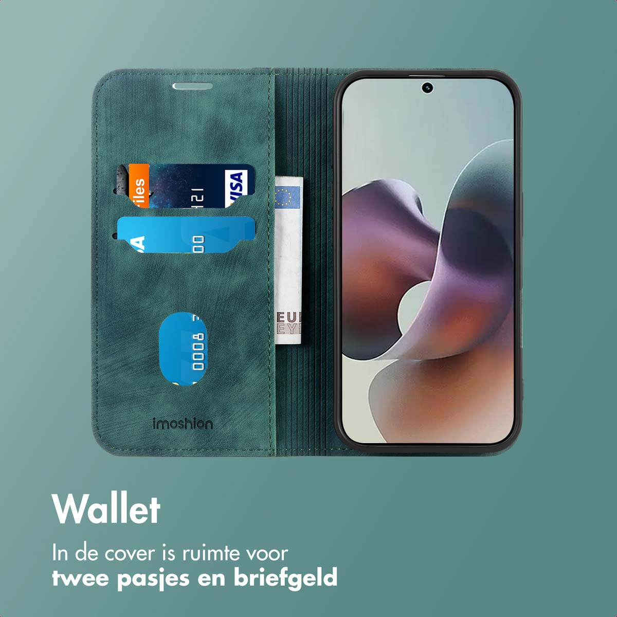 Groene portemonneehoes met een telefoon. Het heeft kaartsleuven met kaarten en een bankbiljet. Het telefoonscherm toont een wazig beeld.