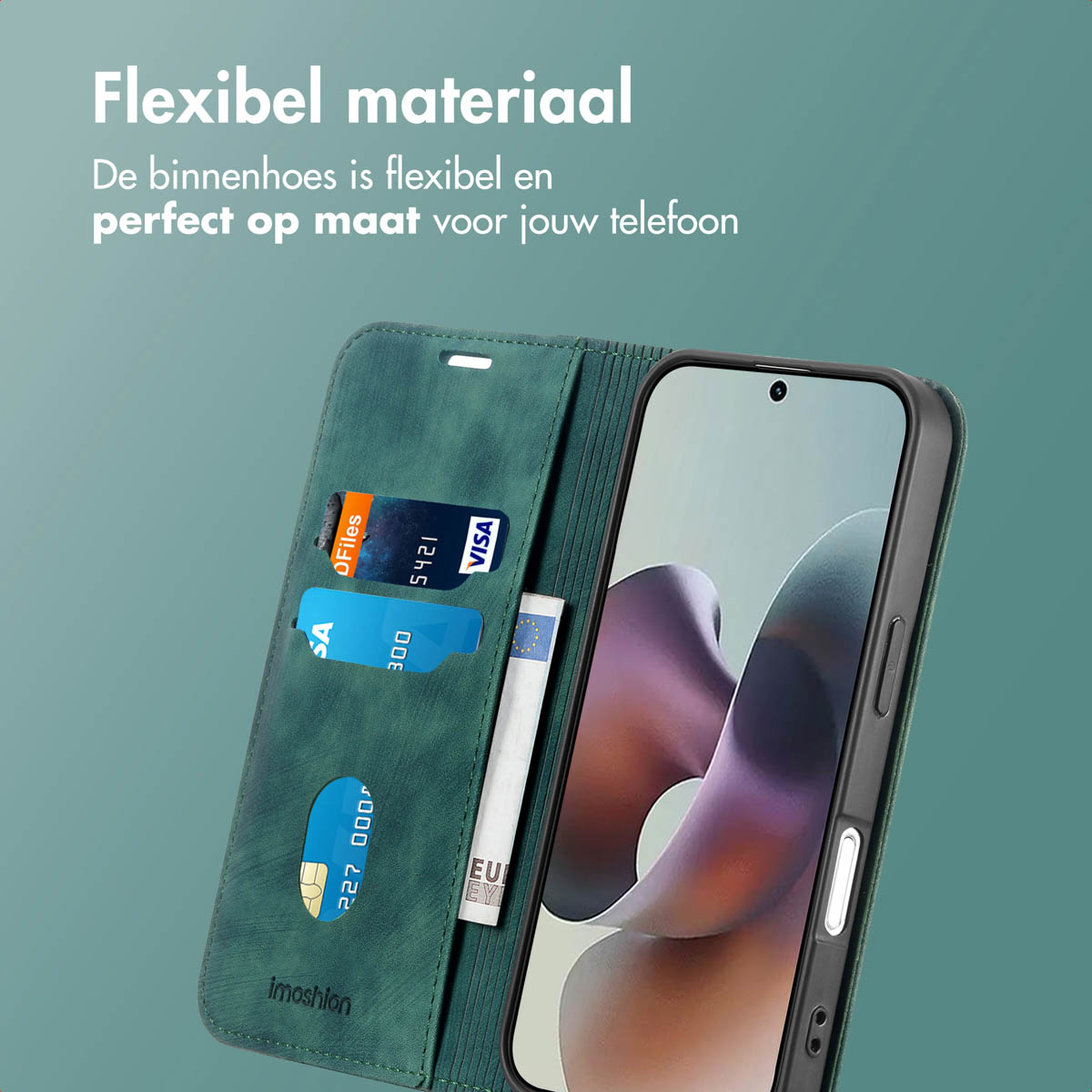 Groene telefoonhoes met kaarten en geld erin, telefoon rechts. Tekst: Flexibel materiaal, perfecte pasvorm voor je telefoon.